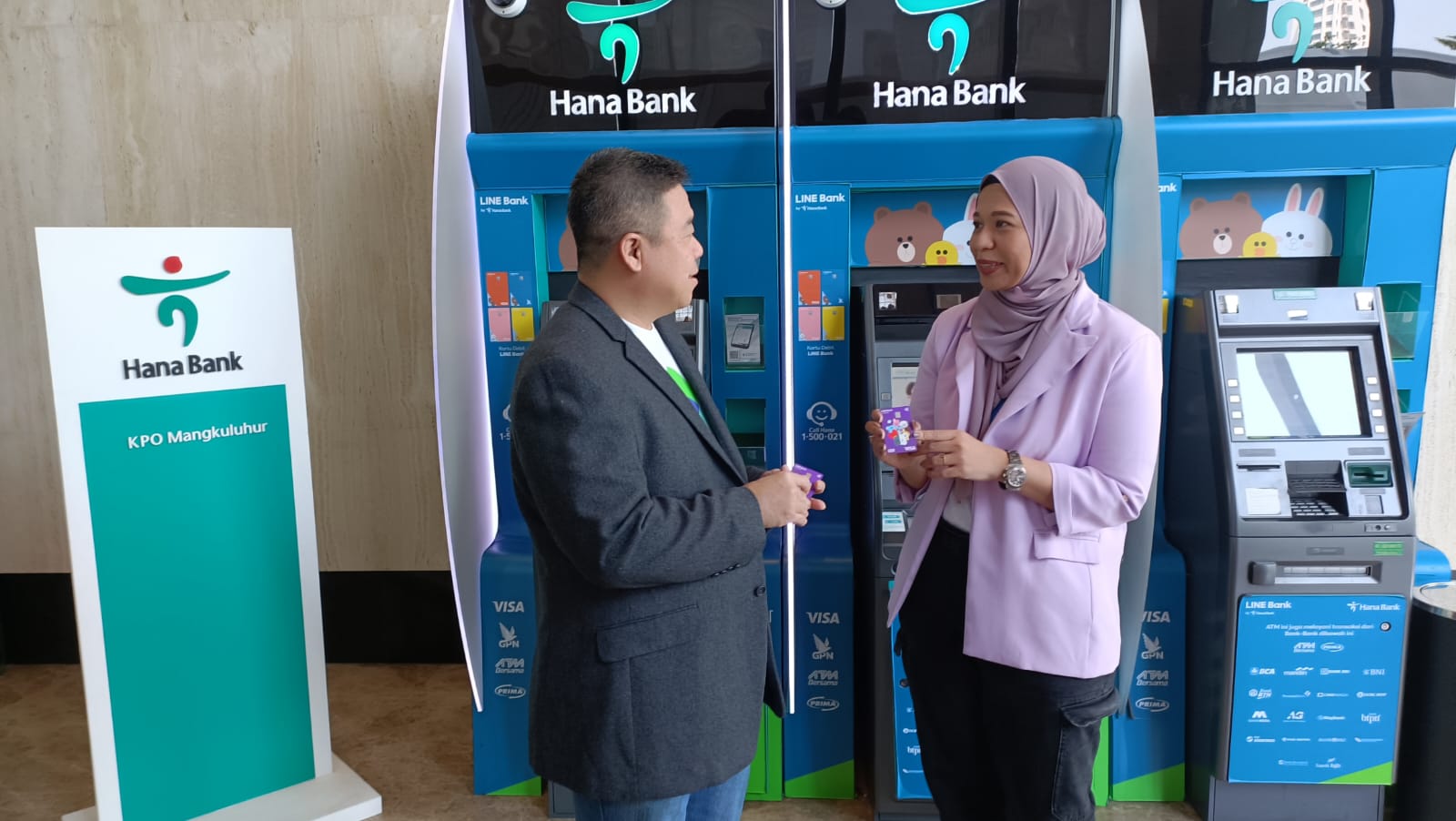 (Kiri-Kanan) Hana Bank Consumer Banking Director Anton Hermawan bersama Hana Bank Funding Product Head Meivita Amelia resmi meluncurkan Kartu Debit LINE Bank dengan BT21. Hadirnya kartu debit terbaru dengan desain spesial karakter BT21 ini merupakan hasil kerja sama LINE Bank by Hana Bank dengan LINE FRIENDS. Inovasi ini untuk mendukung gaya hidup generasi muda khususnya Gen-Z agar dapat menjadi smart spender dalam mengakomodasi kebutuhan mereka secara optimal. dok. ist. Pikat Gen-Z Sahabat Finansial, LINE Bank by Hana Bank Luncurkan Kartu Debit dengan BT21