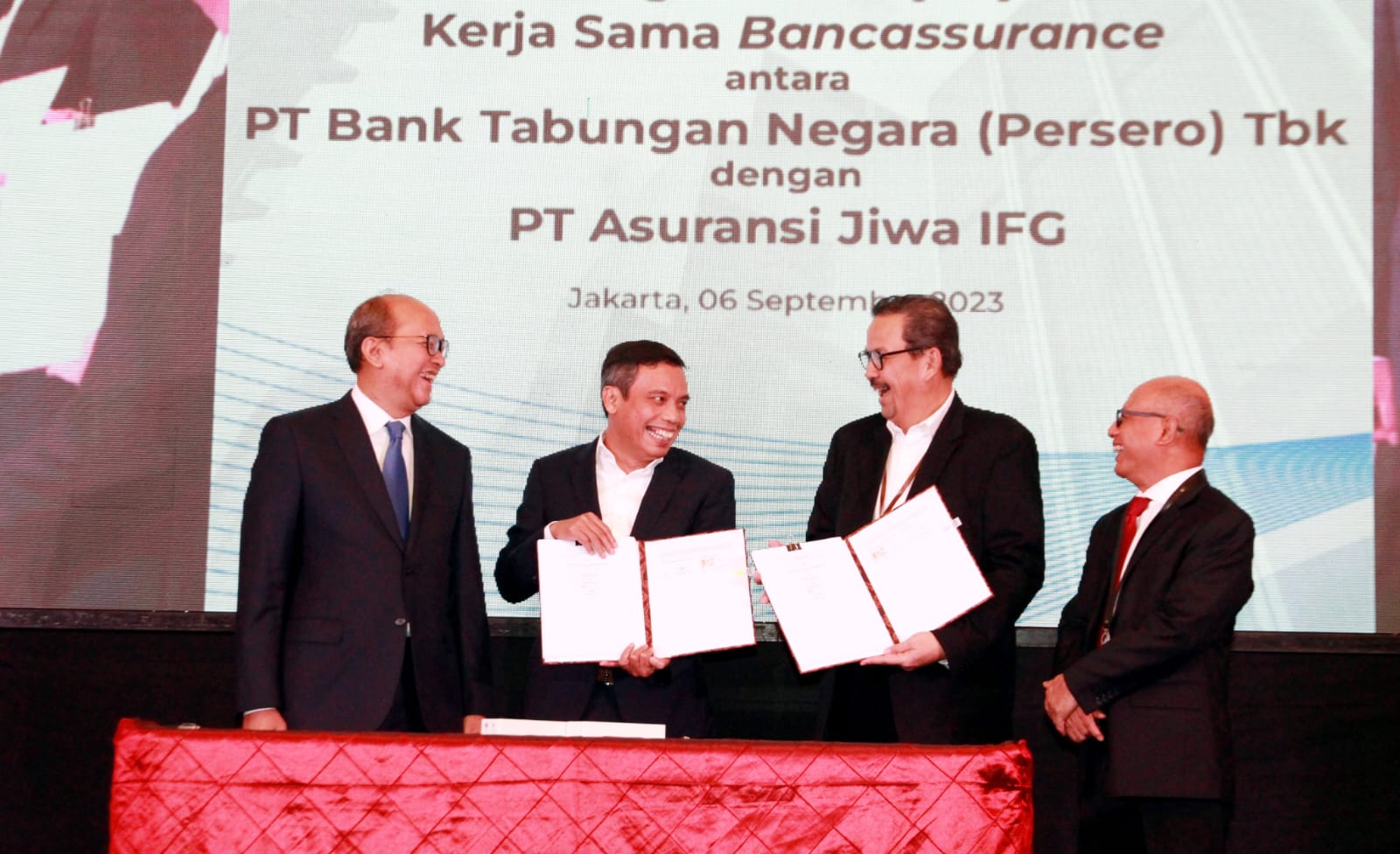 (Kiri - Kanan) Wakil Menteri BUMN Roesan P. Roeslani, Direktur Utama BTN Nixon L.P Napitupulu, Direktur Utama PT. Asuransi Jiwa IFG (IFG Life) Harjanto Tanuwidjaja, dan Direkur Utama PT. Bahana Pembinaan Usaha Indonesia (IFG) Hexana Tri Sasongko berfoto bersama usai acara penandatanganan MoU antara IFG Life dan BTN di Financial Hall (Graha CIMB NIAGA), Jl Jend. Sudirman, Jakarta, Rabu (6/9/2023). dok. ist. IFG Life dan BTN Tingkatkan Kerja Sama Pasarkan Produk Bancassurance