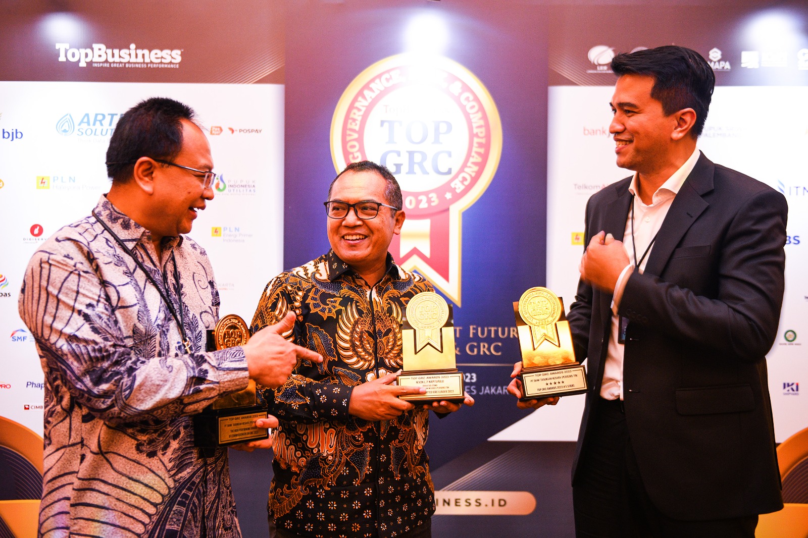 Direktur Human Capital, Compliance & Legal Bank BTN Eko Waluyo berbincang dengan Corporate Secretary Bank BTN Ramon Armando dan Kepala Divisi Compliance & Governance Division Wahju B Witjaksono usai menerima penghargaan Top GRC Award 2023 tersebut. Terbaik dalam Implementasi GCG, Bank BTN Raih Tiga Penghargaan Ajang Top GRC Award 2023