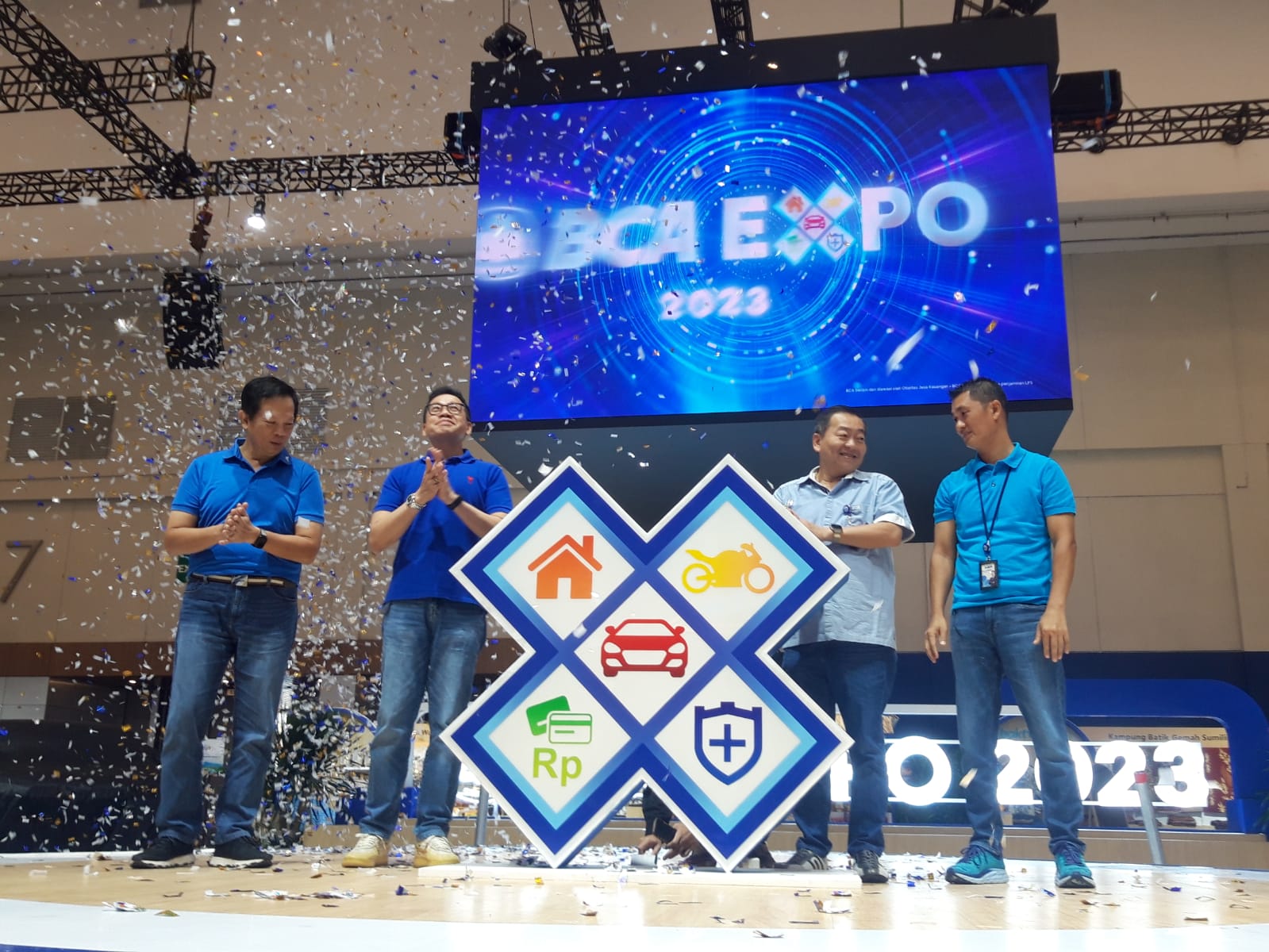 Direktur BCA Santoso (kedua kanan), Direktur BCA Haryanto T. Budiman (kedua kiri), Ketua Panitia BCA Welly Yandoko (kanan), dan Wakil Ketua Panitia BCA Expo 2023 Petrus Karim (kiri), saat membuka BCA Expo 2023. PT Bank Central Asia Tbk (BCA) menghadirkan gelaran BCA Expo 2023 dengan menyuguhkan layanan terbaik kepada nasabah sebagai wadah one stop services. dok. Eko Hilman. EmitenNews. September Ceria dengan Kejutan Promo Kredit Rumah hingga Kendaraan di BCA Expo 2023