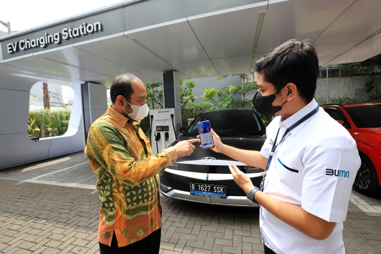 PT Bank Rakyat Indonesia (Persero) Tbk (BBRI), atau BRI telah memiliki SPKLU (Stasiun Pengisian Kendaraan Listrik Umum) di Lingkungan Kantor Pusat BRI. Saat ini BRI telah menggunakan 97 mobil listrik, dan 50 motor listrik sebagai kendaraan operasional kantor. Selain itu, sebanyak 12 unit kerja BRI telah menggunakan panel surya sebagai alternatif penggunaan listrik. dok. BRI. Sukseskan Transisi Energi, BRI Bukukan Green Loan Rp79,4 Triliun