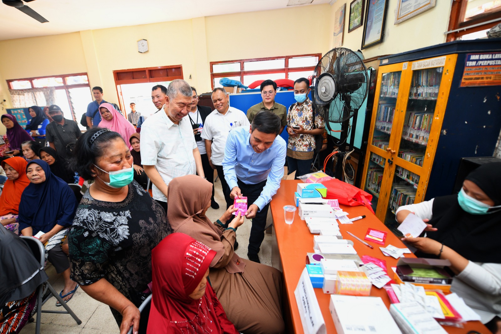 Direktur Utama Bank BTN Nixon LP Napitupulu bersama Perwakilan Yayasan Penamas Mulia, Totok Lusida berbincang dengan warga yang mengikuti pengobatan gratis di Kelurahan Kepasari, Surabaya. dok. ist. Bank BTN Bekerja Sama Dengan Yayasan Penamas Mulia Beri Pengobatan Gratis di Surabaya