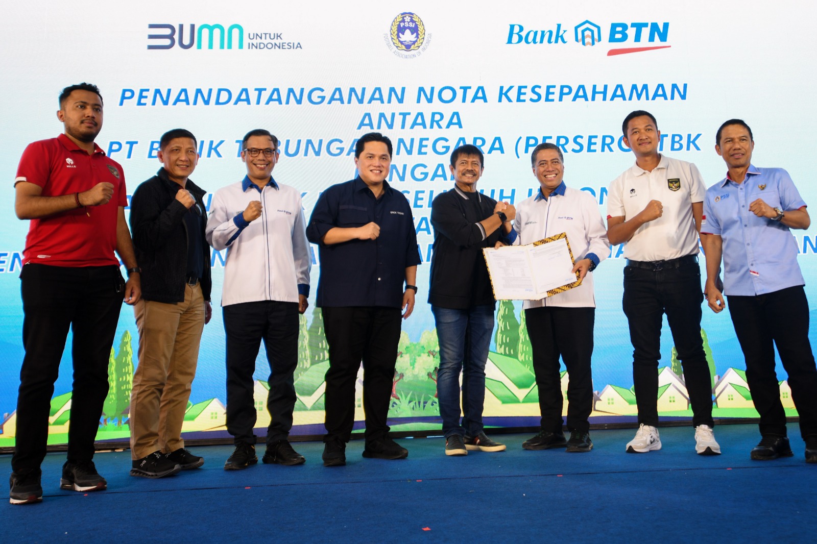 Ketua Umum Persatuan Sepakbola Seluruh Indonesia (PSSI), Erick Thohir menghadiri Akad Massal Serentak KPR & KUR Bank BTN dan Penandatanganan Nota Kesepahaman antara PT Bank Tabungan Negara (Persero) Tbk (BBTN), dengan PSSI tentang Penyediaan dan Pemanfaatan Jasa Layanan Perbankan, di Sidoarjo, Jawa Timur, Sabtu (9/9/2023). dok. ist. Erick Thohir Apresiasi Bank BTN Sediakan Rumah Bagi Atlet Sepakbola