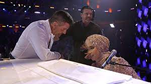 Putri Ariani disamperin Simon Cowell (kiri)di panggung America's Got Talent 2023. dok. AGT 2023. Liputan6. Masuk Final America’s Got Talent 2023, Putri Ariani Merasa Perlakuan Orang Mulai Berubah