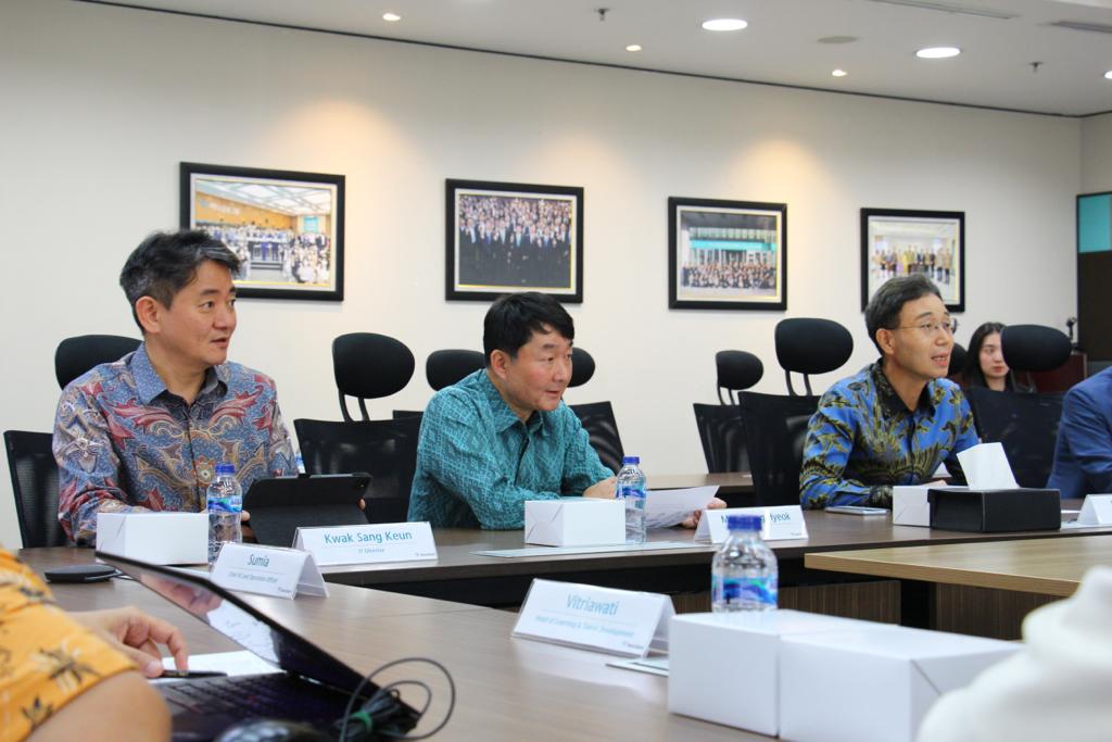 CEO Park Jong Jin (kanan), Finance Director Seong Hyeok Mun, Direktur IT Kwak Sang Keun. dok. ist. Hadapi Persaingan Global, Bank Hana Berangkatkan 10 Mahasiswa Indonesia Magang di Korsel