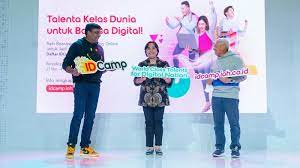 Ilustrasi President Director and CEO Indosat Ooredoo Hutchison, Vikram Sinha (kiri), Director & Chief Regulatory Officer, M. Buldansyah (kanan), dan Direktur Telekomunikasi Ditjen PPI Kominfo, Aju Widya Sari (tengah) pada peluncuran IDCamp 2022 di Jakarta (27/5/2022). Foto : Ist/metrosemarang.com. Kemenparekraf Nilai IDCamp Tingkatkan Perekonomian Digital, Ini Alasannya