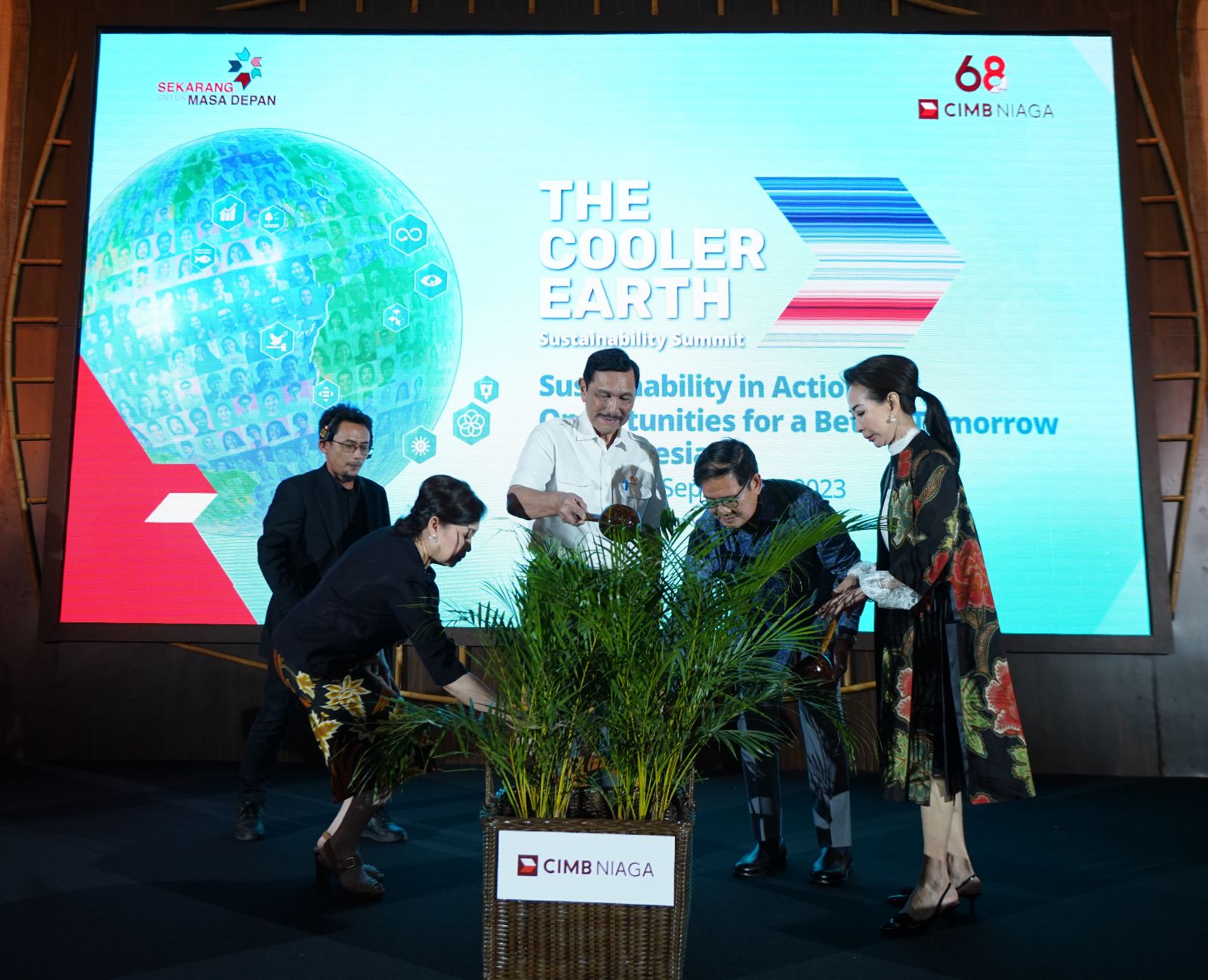 Menteri Koordinator Bidang Kemaritiman dan Investasi Republik Indonesia Luhut Binsar Pandjaitan (kedua kiri) bersama Presiden Direktur CIMB Niaga Lani Darmawan (kiri), Presiden Komisaris CIMB Niaga Didi Syafruddin Yahya (kedua kanan), dan Direktur Compliance, Corporate Affairs & Legal CIMB Niaga Fransiska Oei (kanan) menyiram tanaman sebagai tanda telah berlangsungnya acara The Cooler Earth Sustainability Summit 2023 bertema “Sustainability in Action: Opportunities for a Better Tomorrow in Indonesia” di Jakarta, Rabu (13/9/2023). dok. ist. CIMB Niaga Gelar The Cooler Earth Sustainability Summit 2023