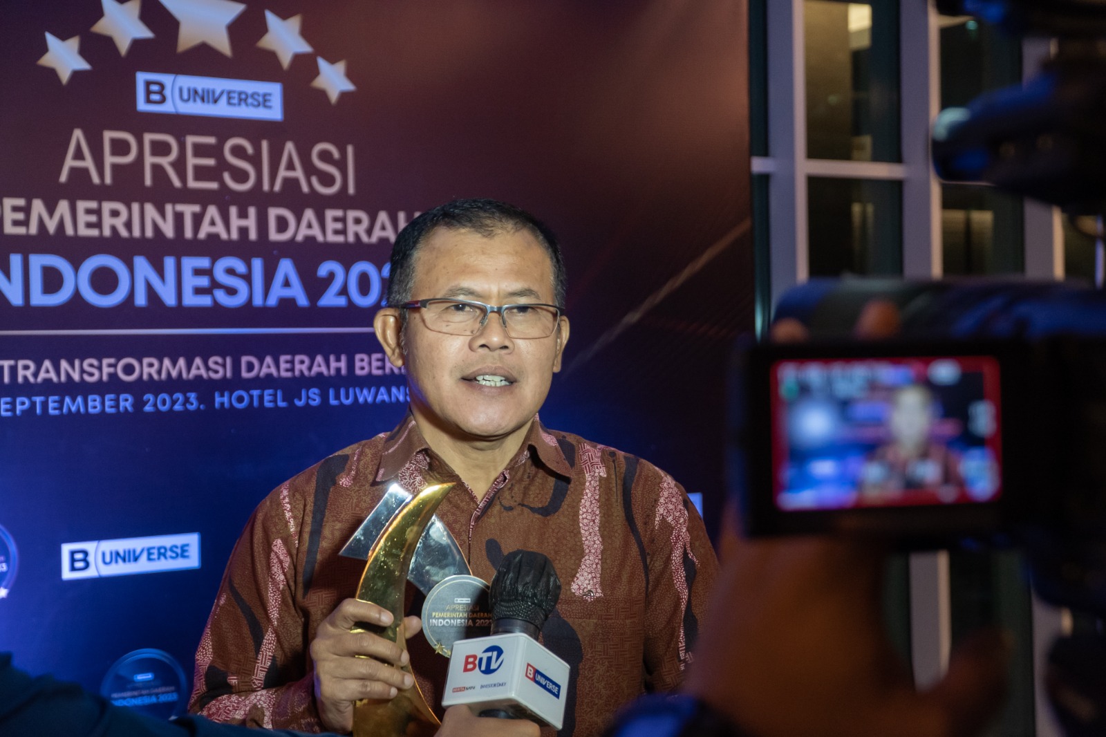 Direktur Kepatuhan Bank DKI, Ateng Rivai menerima penghargaan dari B-Universe sebagai BUMD kategori Mitra Daerah Berkinerja Unggul lewat inisiasi Maju Jakarta melalui Akselerasi Transformasi Digital. Bank DKI meraih penghargaan tersebut atas upaya berbagai inovasi dan digitalisasi yang telah dilakukan bank milik Pemerintah Provinsi DKI Jakarta itu. Sukses Digitalisasi, Bank DKI Raih Penghargaan Apresiasi Pemerintah Daerah Indonesia 2023
