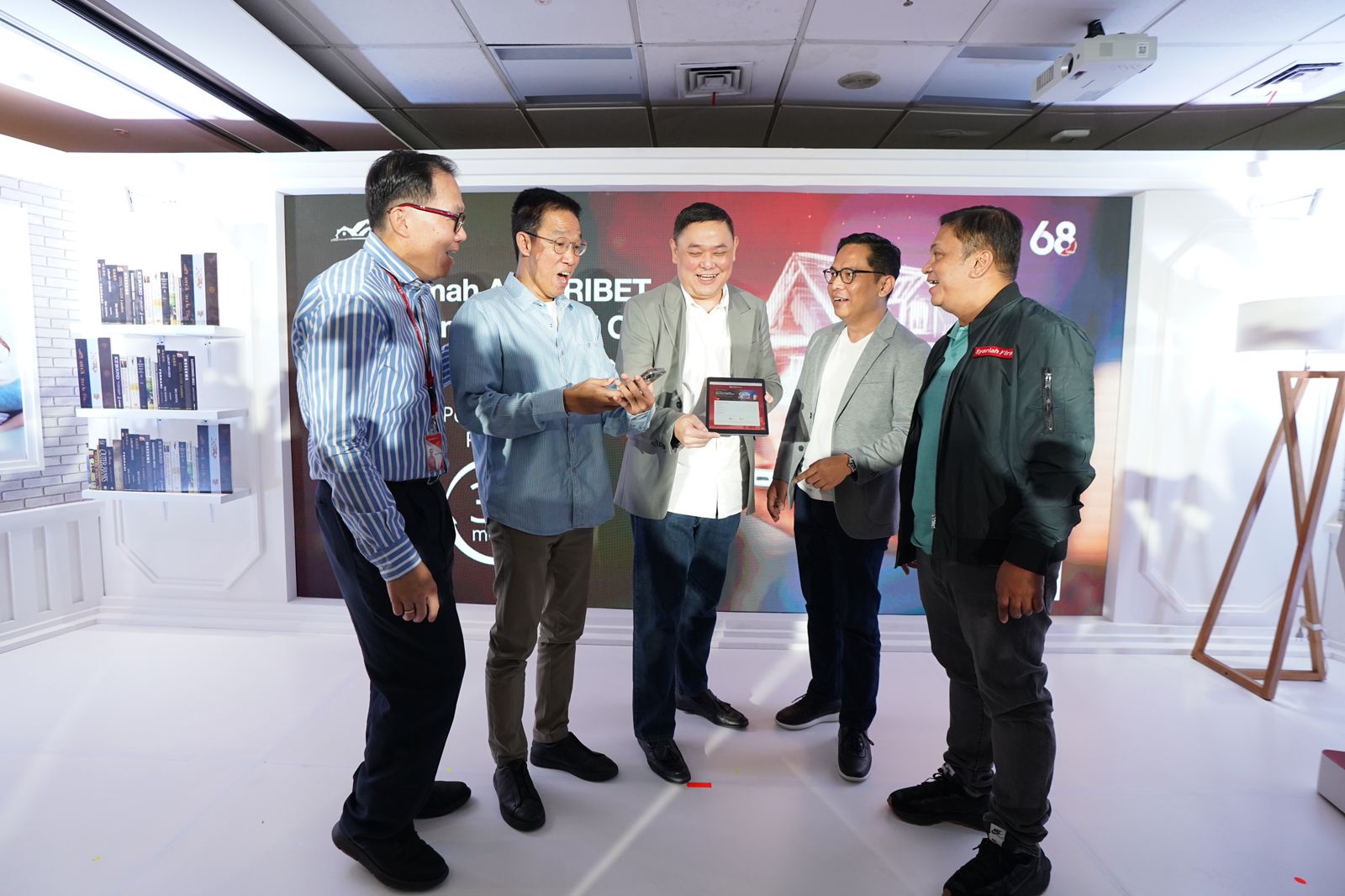 Direktur Consumer Banking CIMB Niaga Noviady Wahyudi (tengah) berbincang dengan Head of Secured Lending & Deposit Business Febrian Sugiharta (kedua kanan), Head of Consumer Credit Underwriting Djojo Boentoro (kiri), Head of Non Branch Channel Heintje Mogi (kedua kiri), dan Head of Sharia Consumer Bung Aldilla (kanan) saat peluncuran KPR XTRA Online Form di Jakarta, Kamis (14/9/2023). dok. ist. CIMB Niaga Luncurkan KPR XTRA Online Form, Dalam 30 Menit Nasabah dapat Kepastian