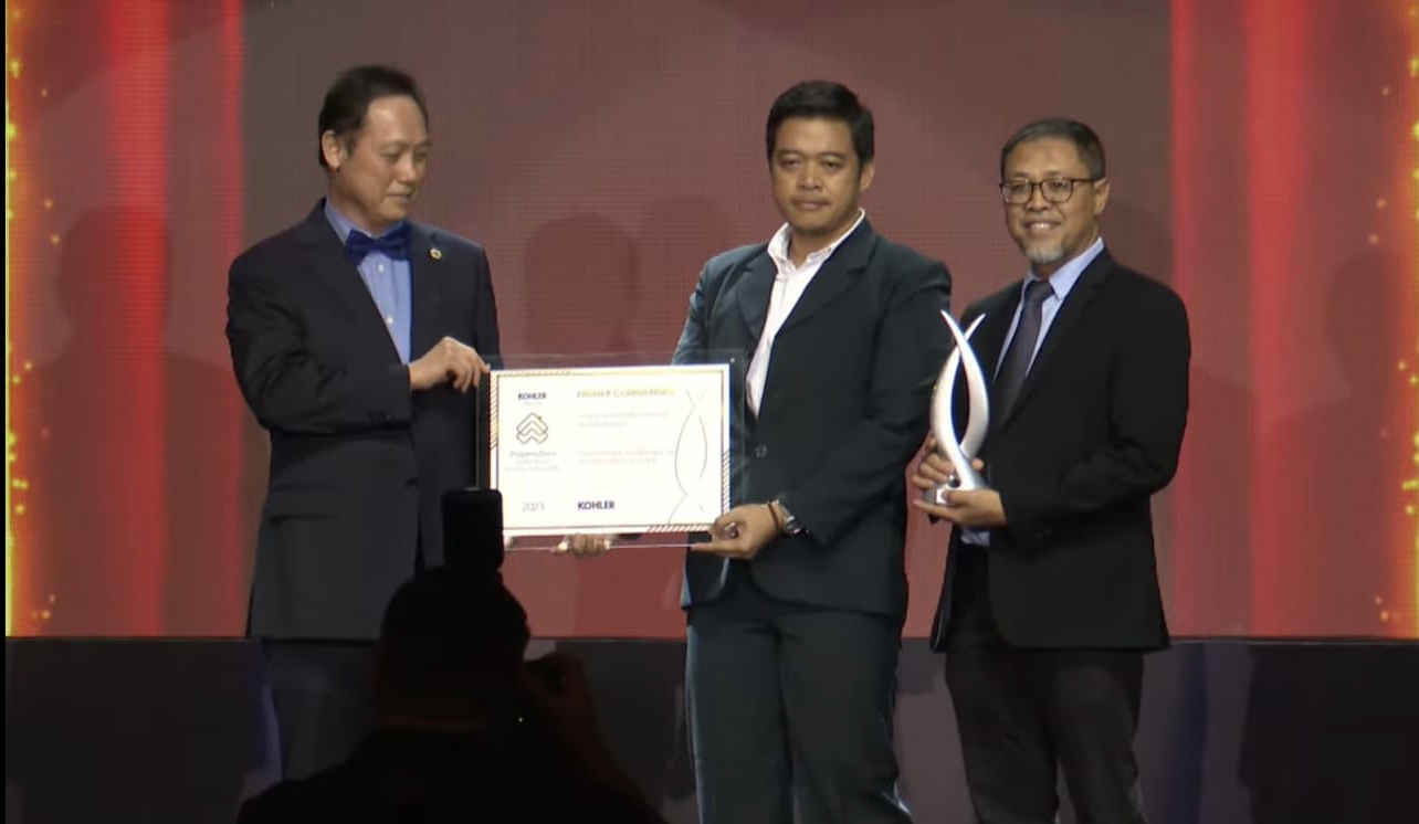 Ivan Darmanto Direktur Utama dan Edy Abdul Malik Direktur RELF menerima penghargaan di acara The 9th Annual PropertyGuru Indonesia Property Awards Berkonsep Green Urban Living, Proyek Milik RelifeAsia (RELF) Sabet Penghargaan Bergengsi