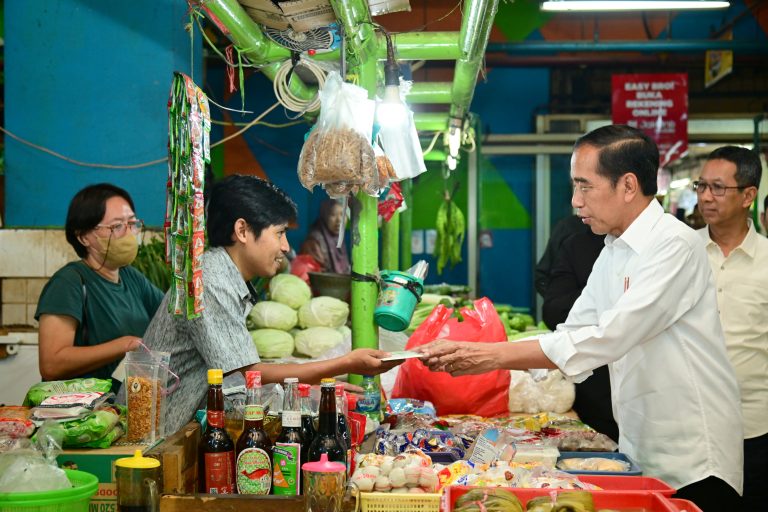 Tinjau Pasar Jatinegara, Presiden Akui Harga Beras Masih Tinggi
