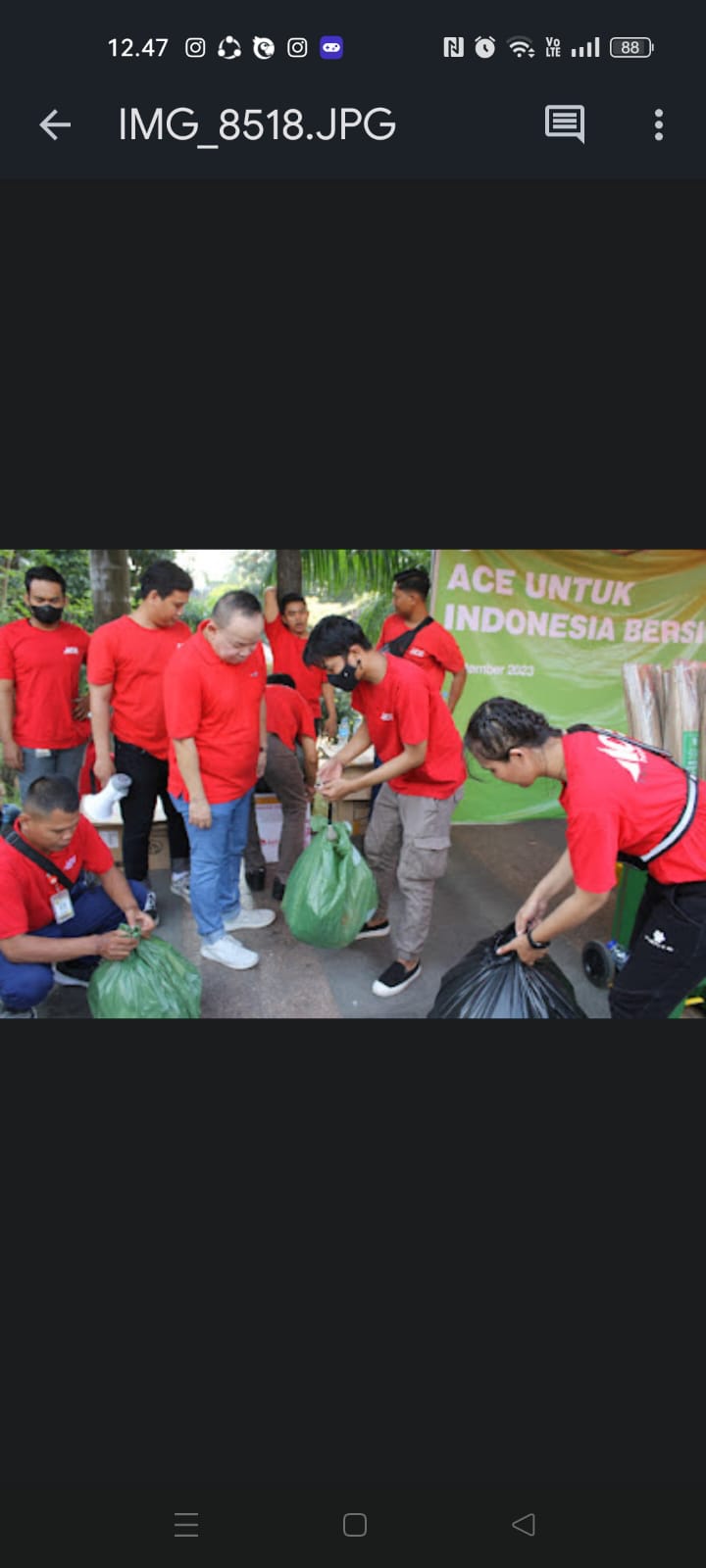 Kegiatan ACE untuk Indonesia Bersih di Jakarta, digelar pada hari Minggu (18/9/2023) di area Car Free Day, sepanjang Jalan Jenderal Sudirman, Sarinah Thamrin, hingga Bundaran Hotel Indonesia dengan membersihkan sampah-sampah sambil jalan sehat, kemudian memilah jenis sampah. Acara dilanjutkan dengan penyerahan dukungan alat-alat kebersihan dari Rinekso Widyanto, Vice President of Sales & Operations ACE kepada Teguh Purnomo, Staf Bidang Operasional Lalu Lintas Angkutan Jakarta. dok. ist. World Clean-up Day 2023, ACE Hardware Luncurkan Program Untuk Indonesia Bersih