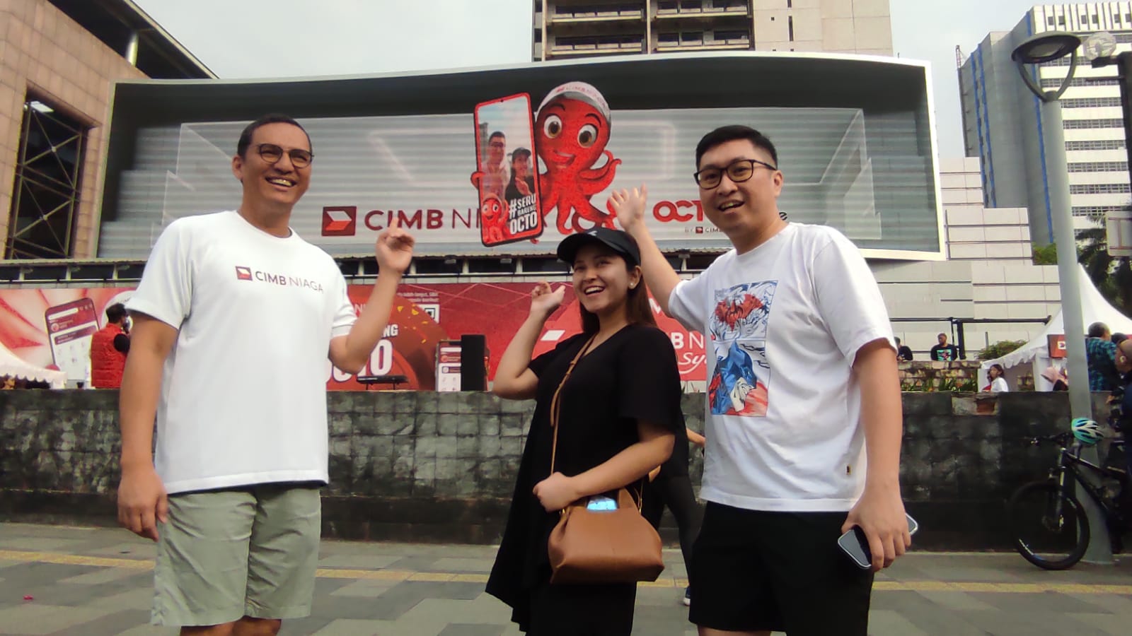 Head of Marketing, Brand & Customer Experience CIMB Niaga Toni Darusman (kiri) bersama nasabah pada acara #SeruBarengOCTO di area Car Free Day (CFD) Jalan Jenderal Sudirman, Jakarta, Minggu (24/9/2023). Acara yang digelar dalam rangka menyambut Hari Ulang Tahun (HUT) ke-68 CIMB Niaga ini, mengajak masyarakat merasakan pengalaman unik dan langka berupa kesempatan menampilkan wajahnya bersama OCTO di Giant LED Billboard di kawasan Ratu Plaza. dok. ist. #SeruBarengOCTO, CIMB Niaga Hadirkan Pengalaman Unik bagi Masyarakat saat Car Free Day