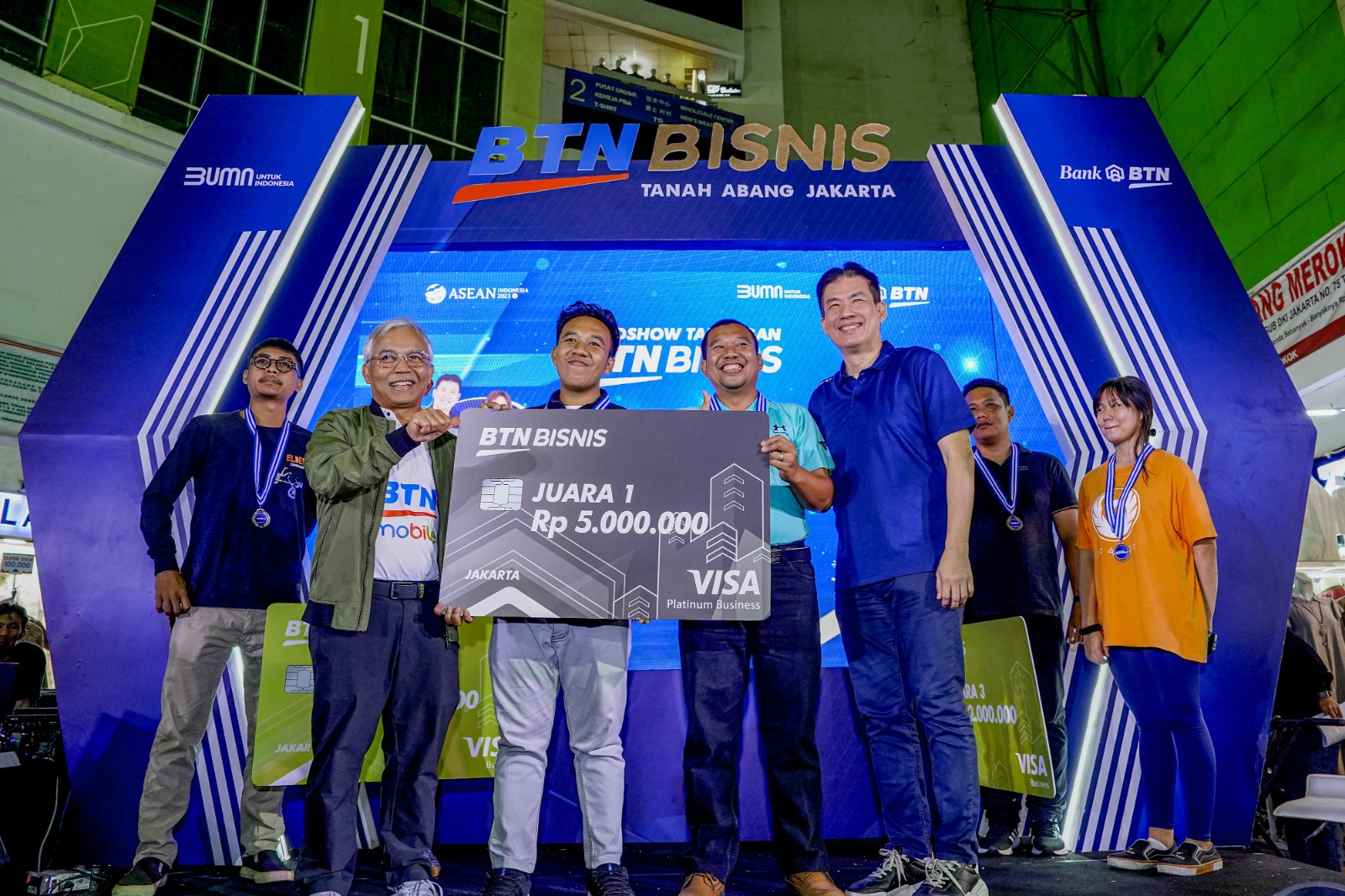 Direktur Distribution & Funding Bank BTN Jasmin bersama mantan atlet bulutangkis Indonesia Alan Budi Kusuma secara simbolis memberikan hadiah kepada para pemenang Badminton Tournament pada acara Road Show Tabungan BTN Bisnis di Pasar Tanah Abang, Jakarta, Sabtu (23/9/2023). Road Show Tabungan BTN Bisnis, Permudah Transaksi Pengusaha Jalankan Bisnisnya