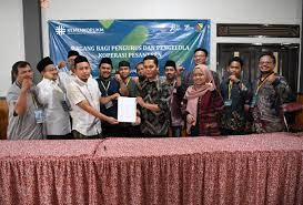 Kementerian Koperasi dan Usaha Kecil Menengah (KemenKopUKM) memulai pelaksanaan program magang bagi 270 pengurus dan pengelola koperasi, salah satu upaya merealisasikan target 500 koperasi modern. dok. KementerianKopUKM. jejakprofil. Realisasikan Target 500 Koperasi Modern, KemenKopUKM Mulai Program Pemagangan