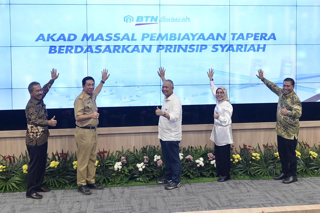 PT Bank Tabungan Negara (Persero) Tbk (BBTN), atau Bank BTN, sukses menggelar akad massal KPR Syariah. Melalui Unit Usaha Syariah (BTN Syariah) berkolaborasi dengan BP Tapera menghasilkan sedikitnya 2.300 unit rumah siap akad kredit serentak di seluruh Indonesia. Kolaborasi BTN Syariah - BP Tapera, 2.300 Unit Rumah Siap Akad Kredit