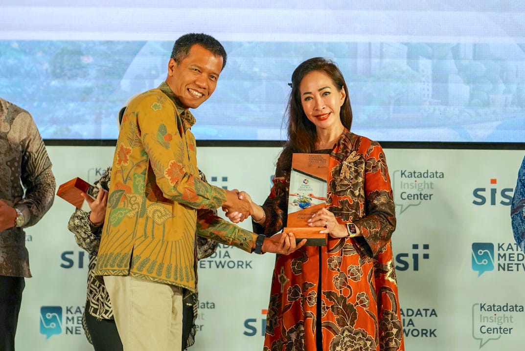 Direktur Compliance, Corporate Affairs & Legal CIMB Niaga Fransiska Oei (kanan) menerima plakat penghargaan Katadata Corporate Sustainability Awards (KCSA) 2023 sektor Finance untuk kategori Green Economy Champion yang diberikan oleh Direktur Katadata Insight Center Adek Media Roza di Hotel Indonesia Kempinski, Jakarta, Selasa (26/9/2023). dok. ist. Sukses Jalankan Keberlanjutan CIMB Niaga Raih Katadata Corporate Sustainability Award 2023