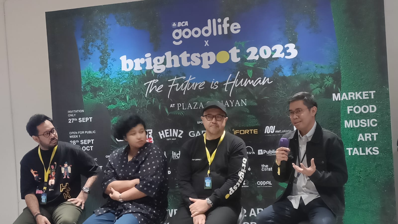 EVP Transaction Banking Business Development BCA, I Ketut Alam Wangsawijaya (kanan) bersama Anton Wirjono (kedua kanan) dan Cynthia Wirjono (kedua kiri) sebagai Co-Founder Brightspot Market dan Adrian Riadi (kiri) Brand Manager Gudang Garam Signature dalam acara konferensi pers BCA Goodlife X Brightspot Market 2023. dok. ist.. BCA Goodlife X Brightspot Market 2023, Buka Jalan Brand Lokal Unjuk Gigi di Mall