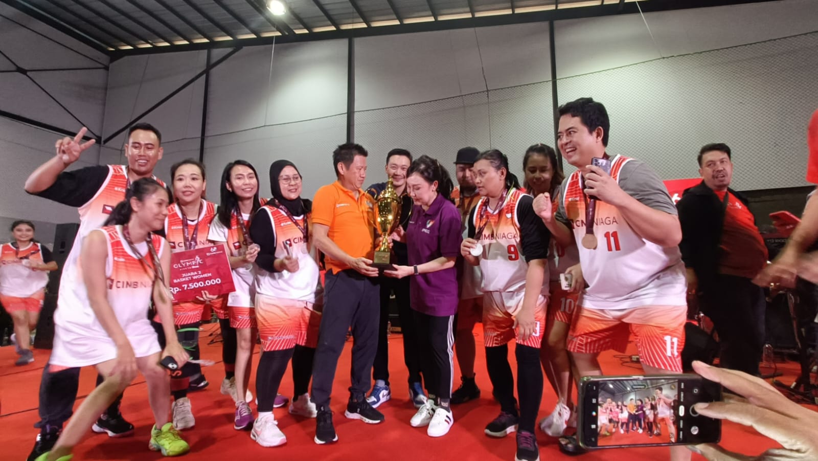 Presiden Direktur CIMB Niaga Lani Darmawan menyerahkan Trofi Juara Umum CIMB Niaga Olympic 2023 kepada Chief of Network & Digital Banking CIMB Niaga Budiman Tanjung di Galaxy Sports Center Pantai Indah Kapuk, Jakarta, Minggu (1/10/2023). dok. ist. Bank CIMB Niaga (BNGA) Meriahkan HUT ke-68 dengan Menggelar CIMB Niaga Olympic