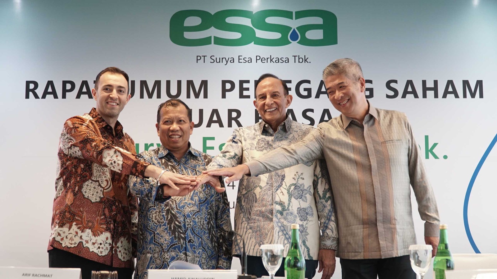 Kiri-Kanan: President Director & CEO: Kanishk Laroya, President Commissioner and Independent Commissioner: Hamid Awaluddin, Vice President Commissioner: Chander Vinod Laroya, dan Director : Isenta. dok. ist. ESSA Umumkan Perubahan Menarik, Cek Nama Baru Emiten Sektor Energi dan Kimia Ini