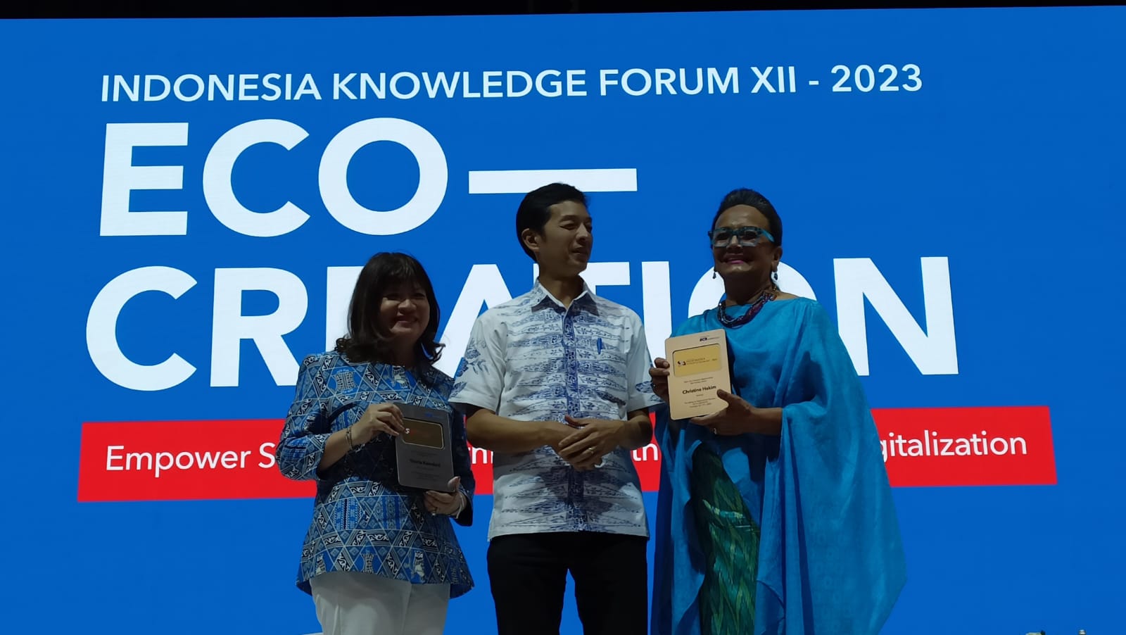 Wakil Presiden Direktur BCA Armand W. Hartono (kanan), aktor Christine Hakim (tengah), dan Ketua Asosiasi Pengusaha Indonesia (Apindo) Shinta Kamdani berada dalam satu panggung di Indonesia Knowledge Forum (IKF) XII - 2023 di Jakarta, Rabu (11/10/2023). dok. ist. Indonesia Knowledge Forum 2023, Kampanye Songsong Masa Depan yang Lebih Baik