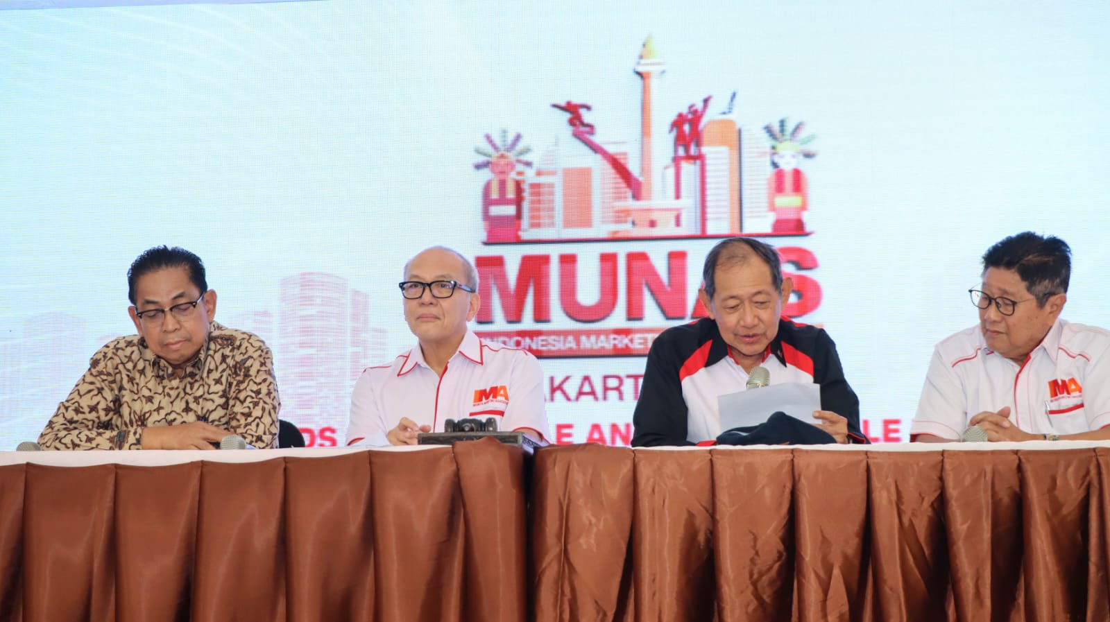 Hermawan Kartajaya, selaku Founder IMA (kedua kanan) membacakan keputusan pada Munas IMA 2023 yang memilih kembali Suparno Djasmin sebagai President IMA (kedua dari kiri) periode 2023 - 2026 bersama Juan Permata Adoe selaku Co-Founder IMA (kiri) dan YW. Junardy selaku Senate Chairman of IMA (kanan). dok. ist. Suparno Djasmin President IMA 2023-2028, dan Komitmen Tanam 6 Ribu Pohon Penghijauan