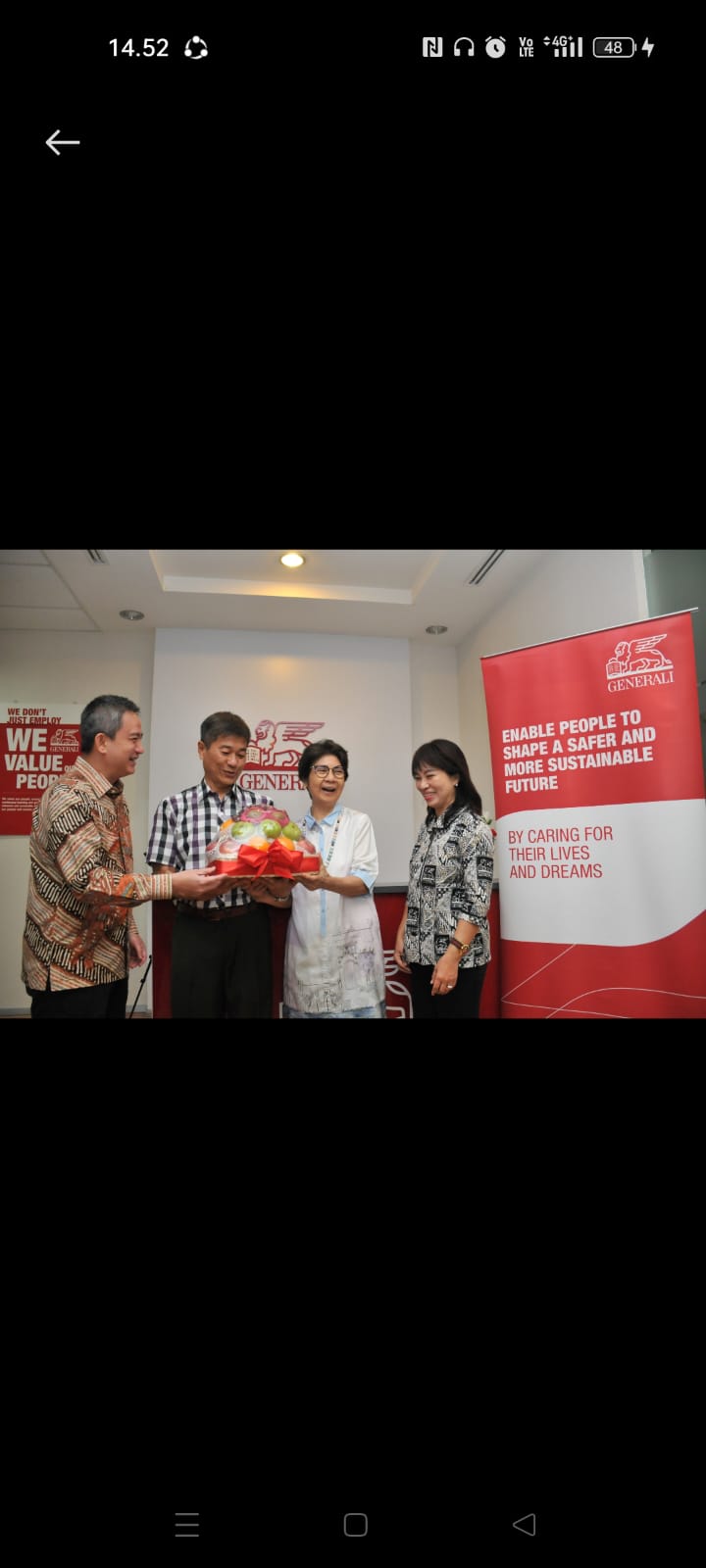 Rabu (18/10/2023), manajemen Generali, diwakili oleh Sastradinata, Chief Agency Officer menyerahkan bingkisan sehat kepada nasabah Jozep dan Ino yang didampingi oleh financial planner Generali Indonesia, Mimi Langgawati. Kedua nasabah pasangan suami istri dari Surabaya yang telah menjadi nasabah Generali Indonesia selama hampir 12 tahun itu, awal 2023, Jozep dan sang istri, Ino terdiagnosa penyakit kritis. dok. ist. Januari-September 2023, Generali Indonesia Bayarkan Total Klaim Rp859,9 Miliar