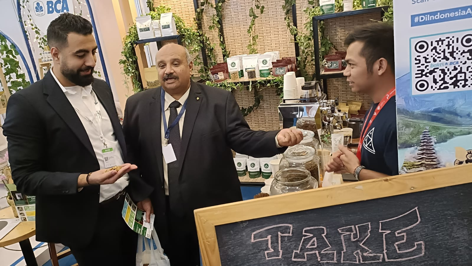 Doesoen Kopi Sirap dan Kampung Batik Gemah Sumilir, desa wisata binaan Bakti BCA ikut meramaikan kegiatan Trade Expo Indonesia (TEI) 2023, Kota Tangerang, Banten. dok. ist. UMKM dan Desa Binaan Bakti BCA Hadir dalam Trade Expo Indonesia 2023