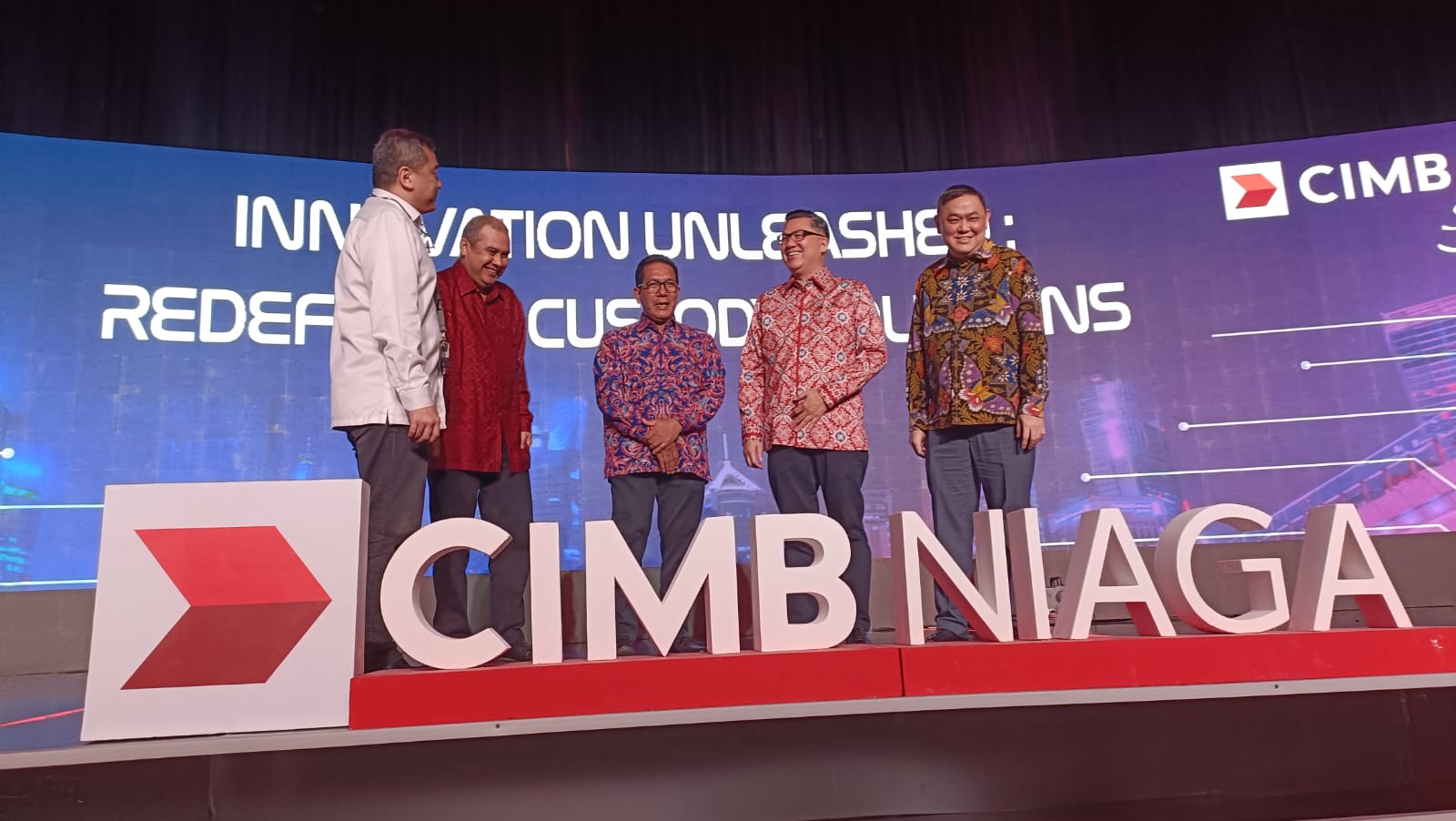 Direktur Business Banking CIMB Niaga Rusly Johannes (kedua kanan) berbincang dengan Direktur Utama PT Kustodian Sentral Efek Indonesia (KSEI) Samsul Hidayat (tengah), Direktur Consumer Banking CIMB Niaga Noviady Wahyudi (kanan), Direktur Syariah Banking CIMB Niaga Pandji P. Djajanegara (kedua kiri), dan Direktur Treasury & Capital Market CIMB Niaga John Simon (kiri) di sela-sela Peluncuran Sistem Kustodian Baru CIMB Niaga di Jakarta, Rabu (25/10/2023). CIMB Niaga Luncurkan Sistem Kustodian Terbaru Berskala Internasional