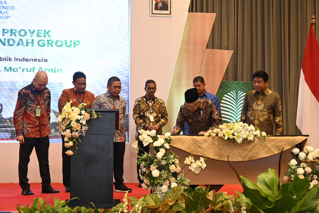 Wakil Presiden KH. Ma'ruf Amin menandatangani prasasti peresmian Hotel Mercure Pangkalan Bun, Abdul Rasyid Tower, dan Groundbreaking Proyek Downstream PT. Citra Borneo Utama Tbk., di Pangkalan Bun, Kotawaringin Barat, Kalimantan Tengah, Rabu (25/10/2023). Banyaknya Pembangunan di Kalteng, Wapres Tegaskan Harus Beri Efek Ganda bagi Masyarakat