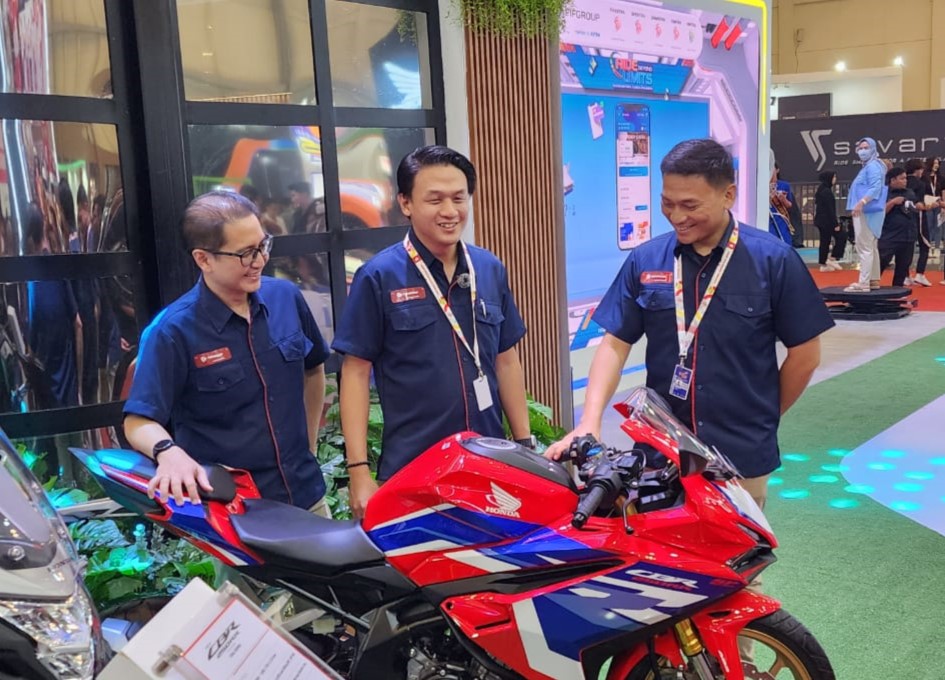 Pemajangan sepeda motor di booth FIFGROUP pada perhelatan IMOS+ 2023 oleh NMC Financing Marketing Regional I Division Head FIFGROUP, Benny Setiawan (kiri), Chief Marketing Officer sekaligus Project Director FIFGROUP di IMOS+ 2023, Daniel Hartono (tengah), dan NMC Financing Marketing Regional II Division Head FIFGROUP, Ronald Bintoro (kanan). dok. ist. Booth FIFGROUP di IMOS+ 2023, Wujudkan Impian Miliki Motor Baru dan Beragam Kebutuhan