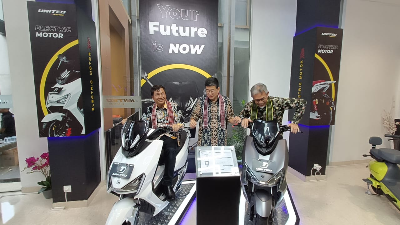 Kiri - Kanan: IR. Muchammad Solehhudin, M.SI, Staf Ahli Bupati bidang Perekonomian dan Pembangunan Tangerang, Henry Mulyadi selaku Direktur PT. Terang Dunia Internusa (TDI) Sjaiful Kasim selakun CFO Kalla Automotive, Transportation & Logistic. dok. ist. Perluas Jaringan Retail Motor Listrik, Kalla Kars Buka Showroom United E-Motor di BSD