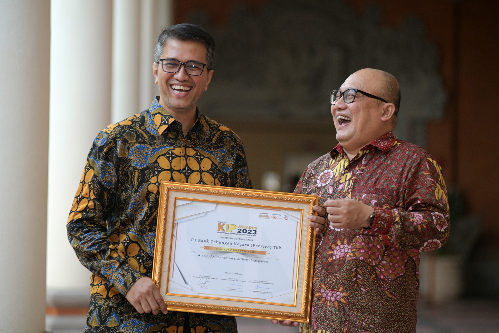 Corporate Secretary PT Bank Tabungan Negara (Persero) Tbk Ramon Armando, Head of Cormporate Communication Bank BTN Dody Agoeng usai menerima penghargaan Best Digital 5.0 Keterbukaan Informasi Publik (KIP) 2023 untuk kelompok Jasa Keuangan Perbankan di Nusa Dua, Bali, Jumat, 27 Oktober 2023. dok. ist. KIP Award 2023, Bank BTN Raih Best Digital 5.0 Keterbukaan Informasi Publik