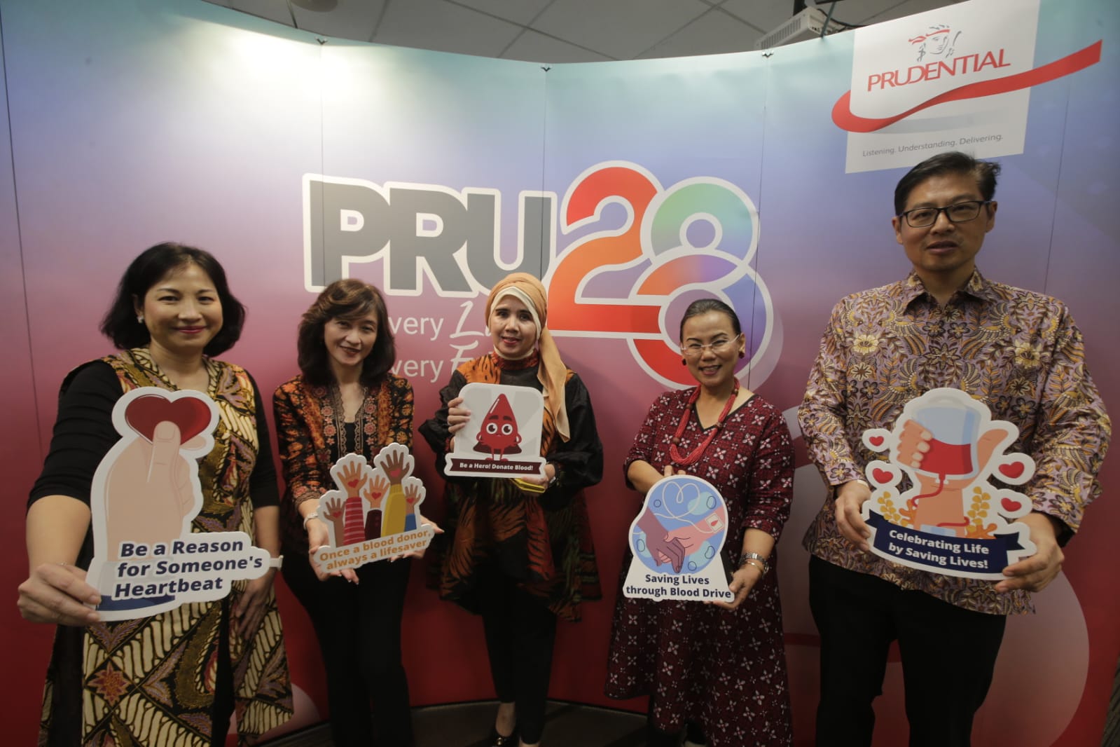 Kiri-kanan: dr. G. A. Kusmiati, MARS, Special Project Director, EMC Healthcare, dr. Dian Budiani, Chief Operations & Health Officer, Prudential Indonesia, Karin Zulkarnaen, Chief Customer and Marketing Officer, Prudential Indonesia, drg. Nailufar, MARS, Sales & Marketing Director, EMC Healthcare, dan Dicky Jaya Putra Djohan, Chief Digital & Technology Officer, Prudential Indonesia, berpartisipasi dalam kegiatan donor darah selama dua hari. dok. ist. HUT ke-28 Prudential Indonesia, Bakti Sosial Bertajuk Prudential Blood Drive 2023