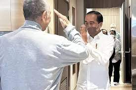 Luhut Binsar Pandjaitan mendapat kunjungan dari Presiden Jokowi. dok. keluarg LBP. WA. Sebulan Lebih Jalani Perawatan, Luhut Jelaskan Mengapa Pilih RS di Singapura