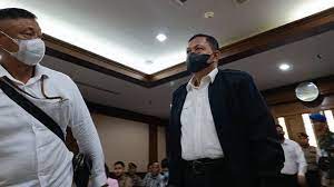 Mantan Kabasarnas Henri Alfiandi (jakeet hitam) dalam persidangan. dok. Kumparan. Kasus Suap di Basarnas, Mantan Kabasarnas Akui Terima Dana Komando Lewat Anak Buah