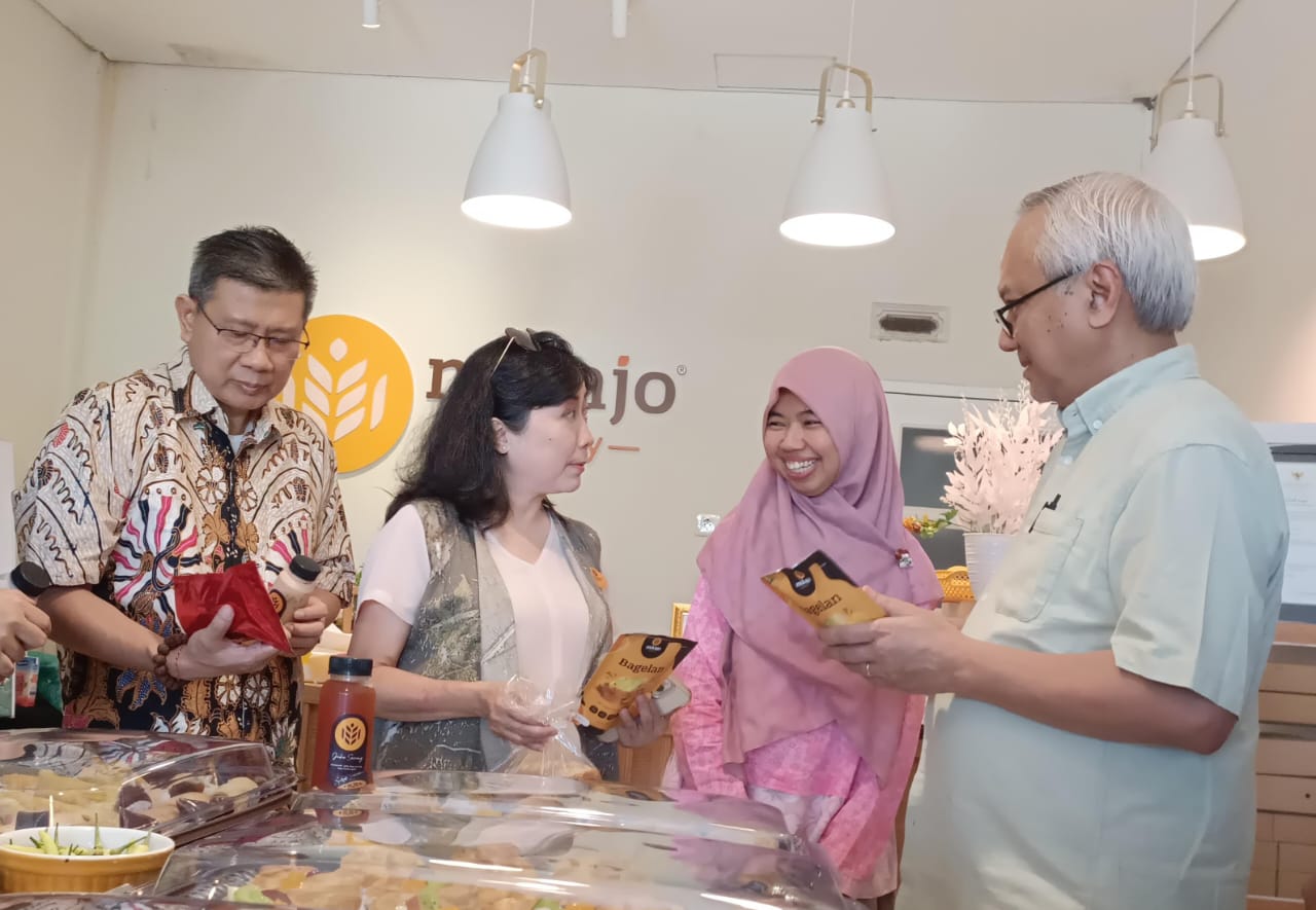 Sekretaris Pengurus Yayasan Dharma Bhakti Astra (YDBA), Ema Poedjiwati Prasetio (kedua kiri) bersama Bendahara Pengurus YDBA, Tarsisius Wijaya (kiri) dan Advisor YDBA, Tonny Sumartono (kanan) berdialog dengan pelaku UMKM binaan di Sangatta, Kutai Timur, Kalimantan Timur, Selasa (8/11/2023). dok. ist. Bina UMKM di Kutai Timur, YDBA dan Pamapersada Nusantara Dirikan LPB Pama Banua Etam