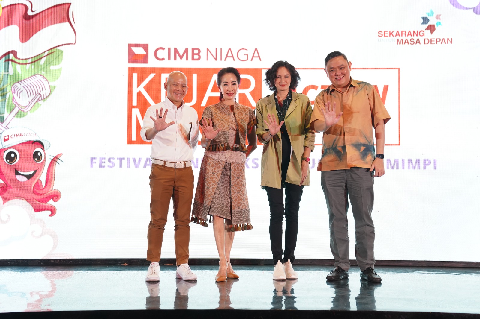 Direktur Consumer Banking CIMB Niaga Noviady Wahyudi (kanan) bersama Direktur Compliance, Corporate Affairs and Legal CIMB Niaga Fransiska Oei (kedua kiri), Head of Emerging Business Banking CIMB Niaga Tony Tardjo (kiri) dan artis sekaligus penggiat lingkungan Nadine Chandrawinata (kedua kanan) dalam acara Media Gathering Kejar Mimpi Actionation di Jakarta, Rabu (8/11/2023). dok. ist. CIMB Niaga Gelar Kejar Mimpi Actionation 2023, Festival Penuh Aksi Dukung Sustainability