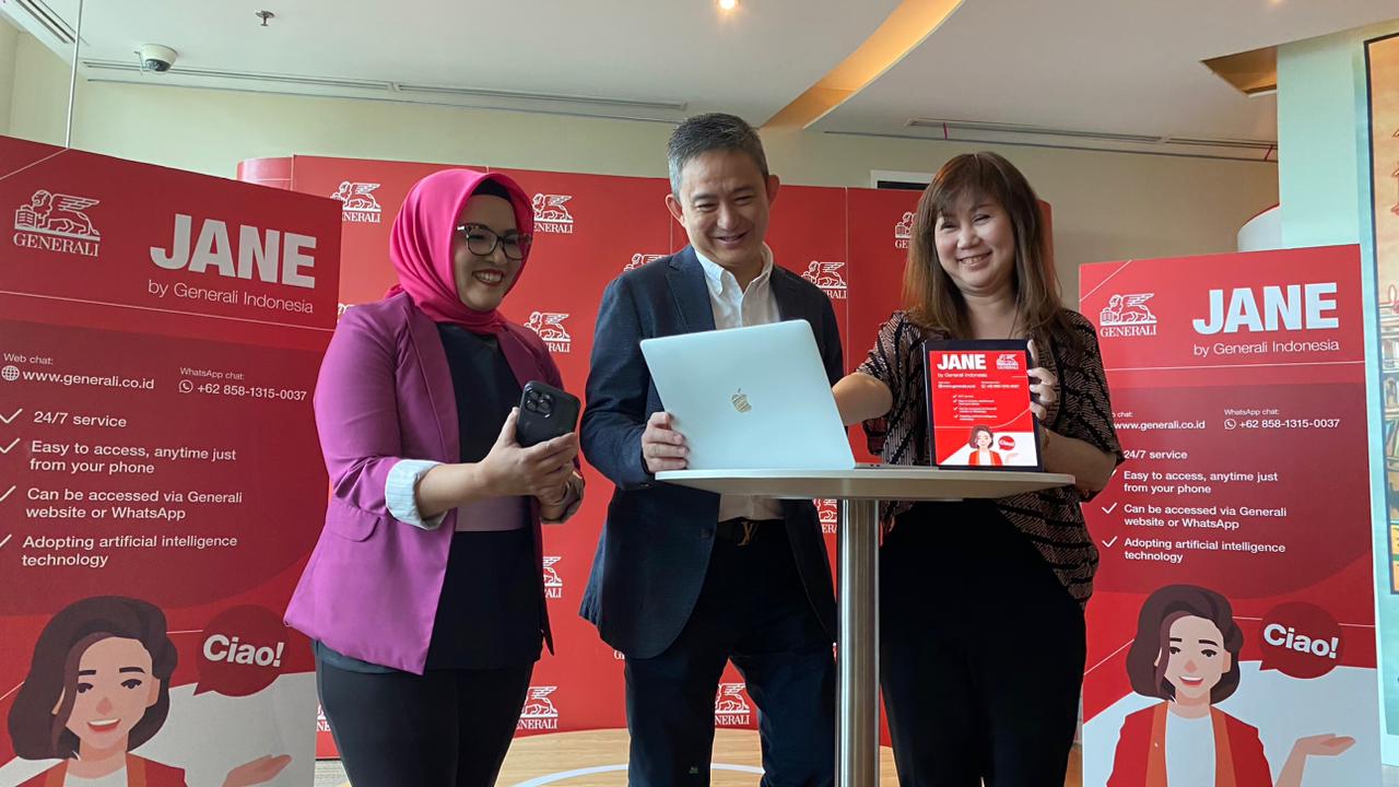 Manajemen Generali Indonesia, (Ki-ka) Vivin Arbianti Gautama (Chief Marketing Officer), Sastradinata (Chief Agency Officer) dan Jutany Japit (Direktur dan Chief Operating Officer) saat acara seremoni simbolis peluncuran JANE Asisten Virtual, Rabu (8/11/2023). dok.ist.. Tingkatkan Layanan, Generali Indonesia Luncurkan Fitur Inovatif JANE Asisten Berbasis AI