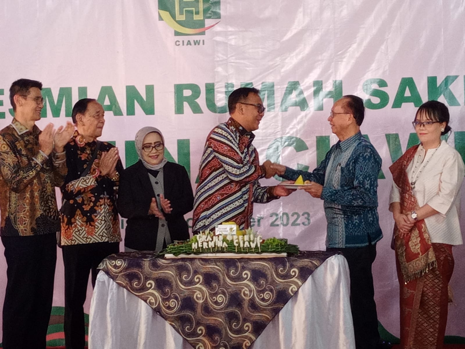 Jajaran Manajeme PT Medikaloka Hermina Tbk (HEAL) bersama PLT Bupati Kabupaten Bogor Iwan Setiawan dalam peresmian RS Hermina Ciawi. Foto/Rizki EmitenNews.com Punya Fasilitas Lengkap, HEAL Resmikan RS Hermina Ciawi dan Siap Jadi RS Rujukan