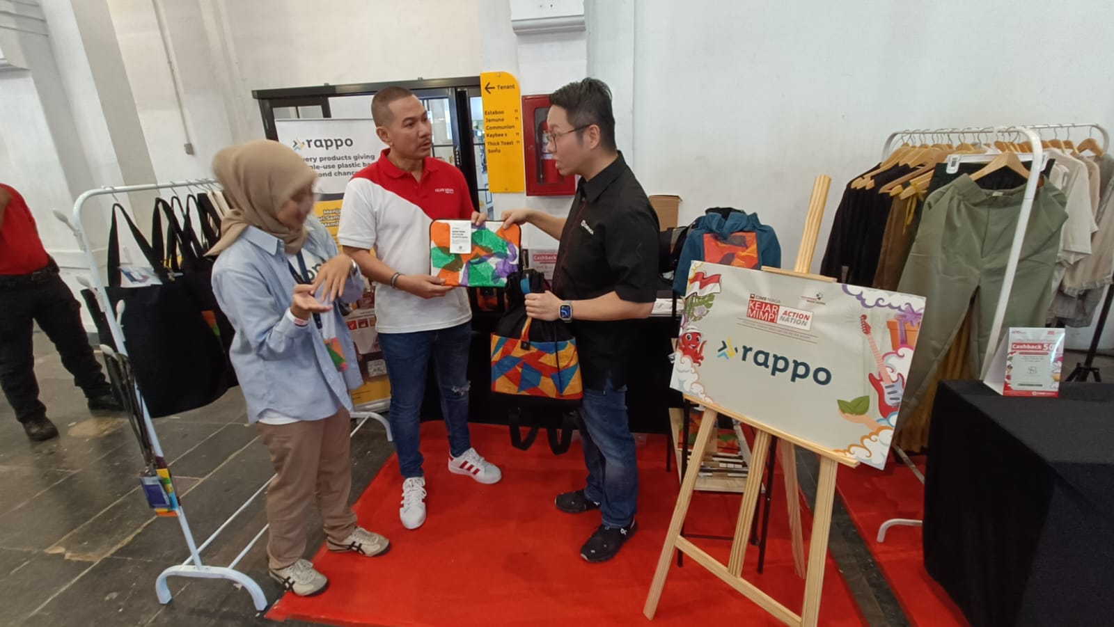 Direktur Human Resources CIMB Niaga Joni Raini (kanan) bersama Brand Strategy & Experience Head Muhamad Firdaus Andjar (tengah) meninjau gerai UMKM di sela-sela acara Festival Kejar Mimpi Actionation 2023, di Pos Bloc, Jakarta, Sabtu (11/11/2023). Acara yang diinisiasi oleh gerakan sosial Kejar Mimpi CIMB Niaga ini, menjadi kontribusi positif untuk Indonesia. dok. ist. CIMB Niaga Hadirkan Festival Kejar Mimpi Actionation, Kontribusi Positif untuk Indonesia