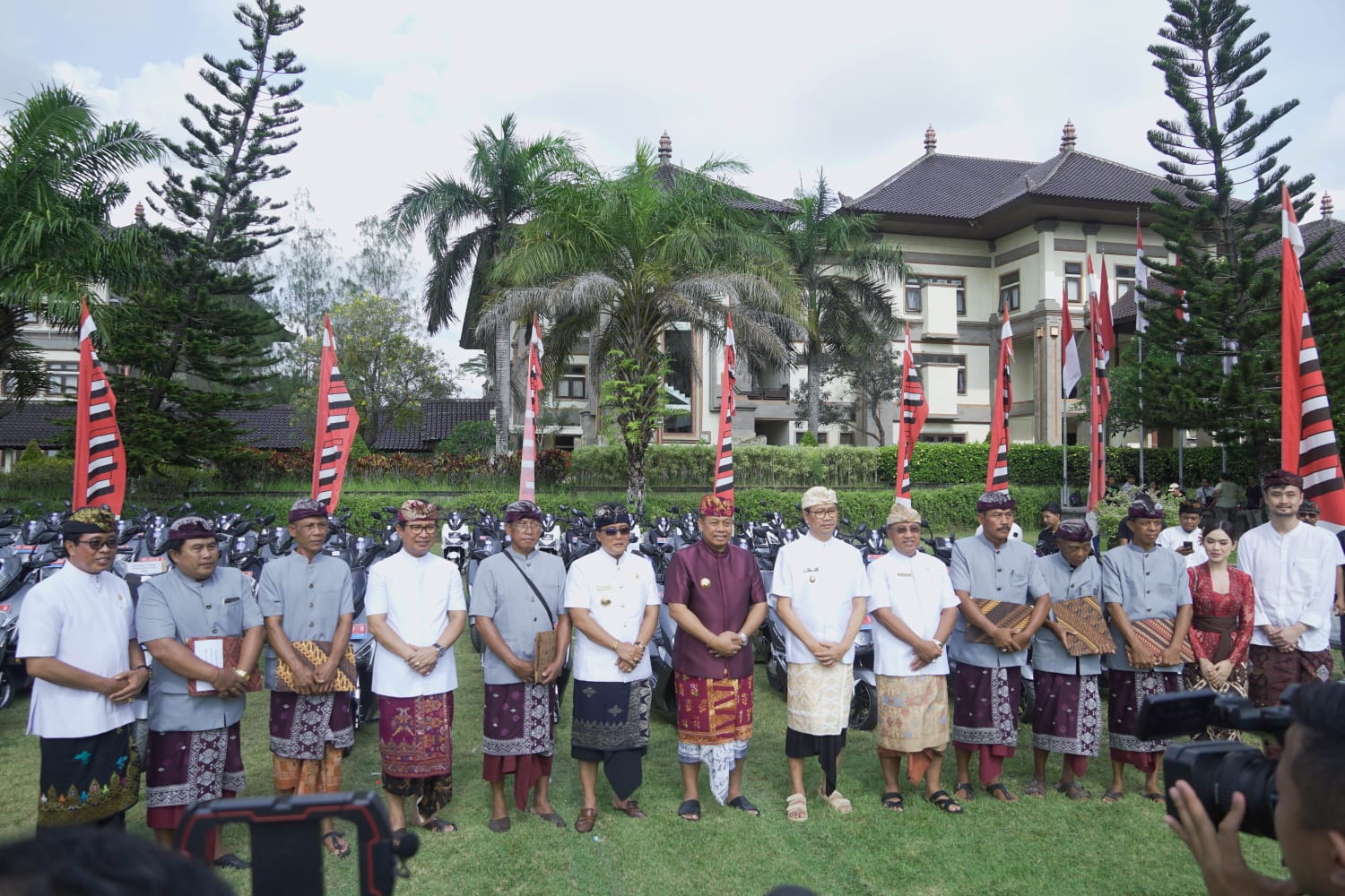 PT Terang Dunia Internusa (PT TDI) melakukan serah terima sejumlah 210 unit motor listrik United E-Motor kepada Dinas Kebudayaan Kabupaten Badung, Bali. dok. ist. PT TDI Serahkan 210 Unit Motor Listrik Untuk Pekaseh Melalui Disbud Badung Bali