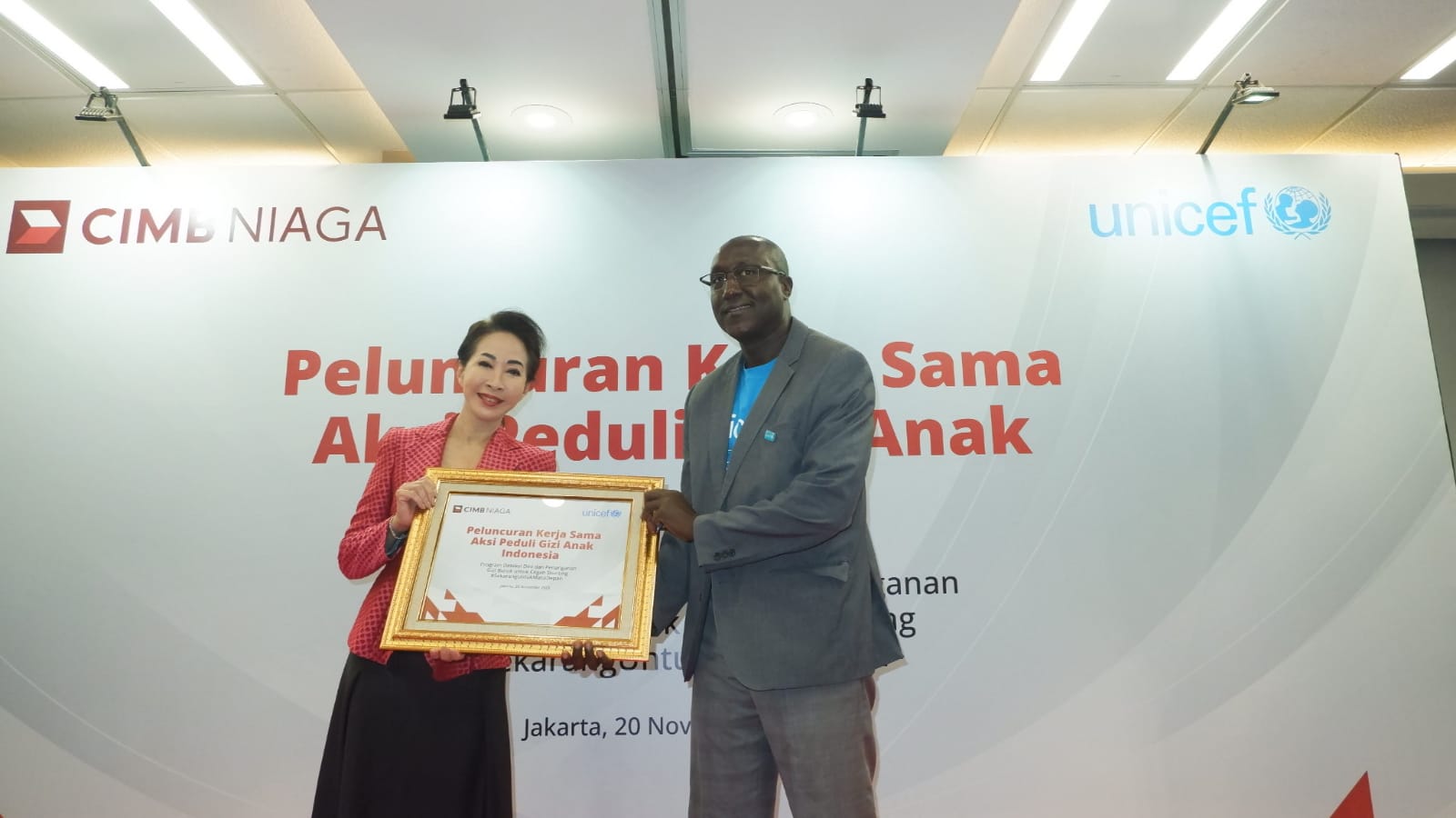 Direktur Compliance, Corporate Affairs & Legal CIMB Niaga Fransiska Oei (kiri) bersama Chief of Nutrition Program UNICEF Indonesia Mamadou Ndiaye (kanan) pada Peluncuran Kerja Sama Aksi Peduli Gizi Anak Indonesia Atasi Gizi Buruk untuk Cegah Stunting, CIMB Niaga dan UNICEF Jalin Kolaborasi Strategis