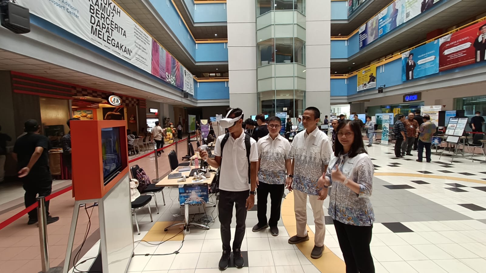 BINUS @Kemanggisan mengadakan acara Bincang Media bersama 15-20 orang perwakilan media, termasuk wartawan, editor, dan reporter. Topik bahasan, “Membangun Dunia yang Lebih Merata melalui Inovasi Digital” yang bertujuan untuk mengetahui lebih dalam mengenai inovasi digital, khususnya dalam pendidikan. dok. ist. Ciptakan SDM Unggul, BINUS Siapkan Lulusan dengan Keahlian AI