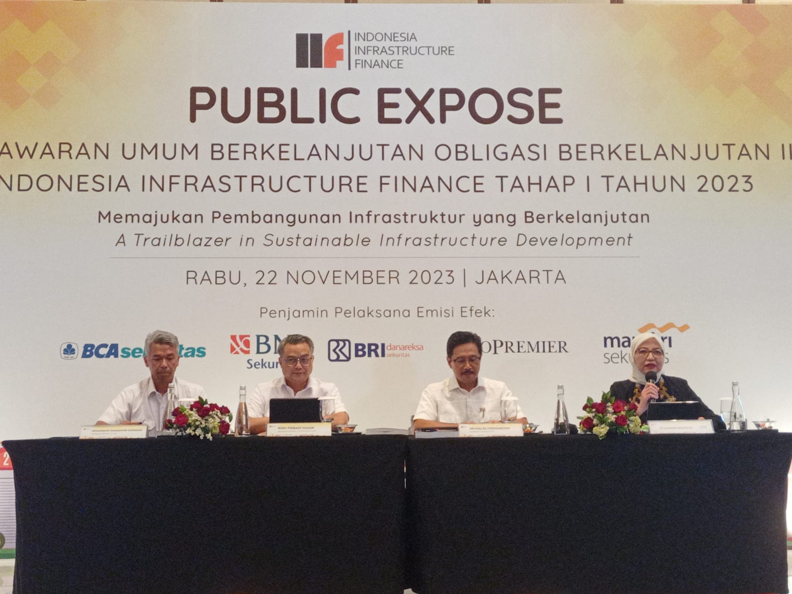 Dari kiri ke kanan: Chief Investment Officer PT Indonesia Infrastructure Finance (IIF) Mohammad Ramadhan Harahap, Direktur dan Chief Financial Officer serta Interim Chief Risk Officer IIF Rizki Pribadi Hasan, Direktur Utama dan CEO IIF Reynaldi Hermansjah, dan Kepala Divisi Investment Banking Capital Market Mandiri Sekuritas Sherry Juwita Lestari, dalam paparan publik penerbitan obligasi IIF, di Jakarta, Rabu (22/11/2023). Foto/Rizki EmitenNews.com Indonesia Infrastructure Finance Patok Penyaluran Pembiayaan 2024 Naik 20% Jadi Rp3 T
