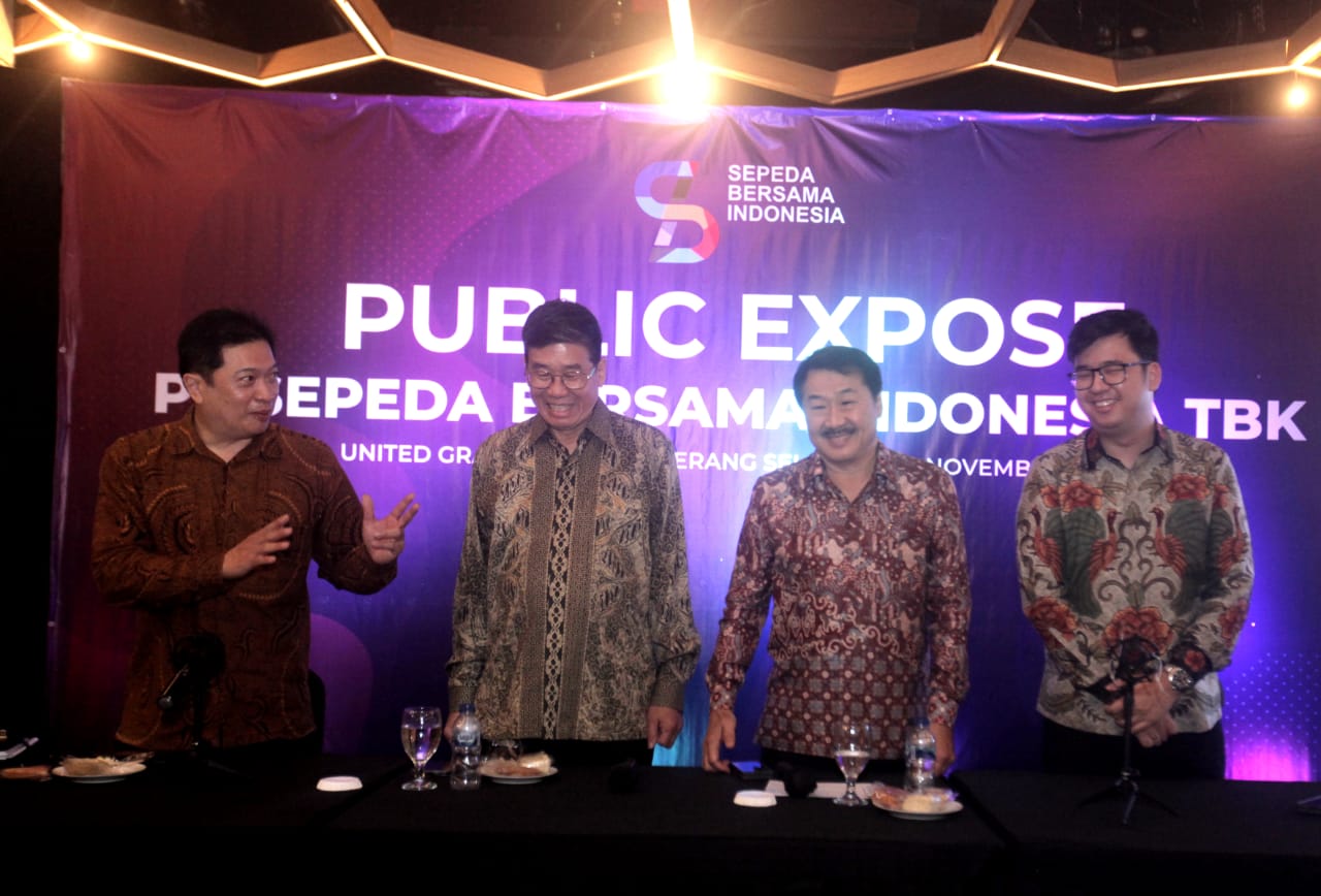 Ki-ka: Winston Mulyadi, Direktur PT SBI Tbk, Andrew Mulyadi, Direktur Utama PT SBI Tbk, Henry Mulyadi, Komisaris Utama PT SBI Tbk, Tito Loho, Komisaris Independen PT SBI Tbk. dok. BIKE. Public Expose 2023, BIKE Optimistis Melangkah dengan 490 Dealer pada 28 Provinsi