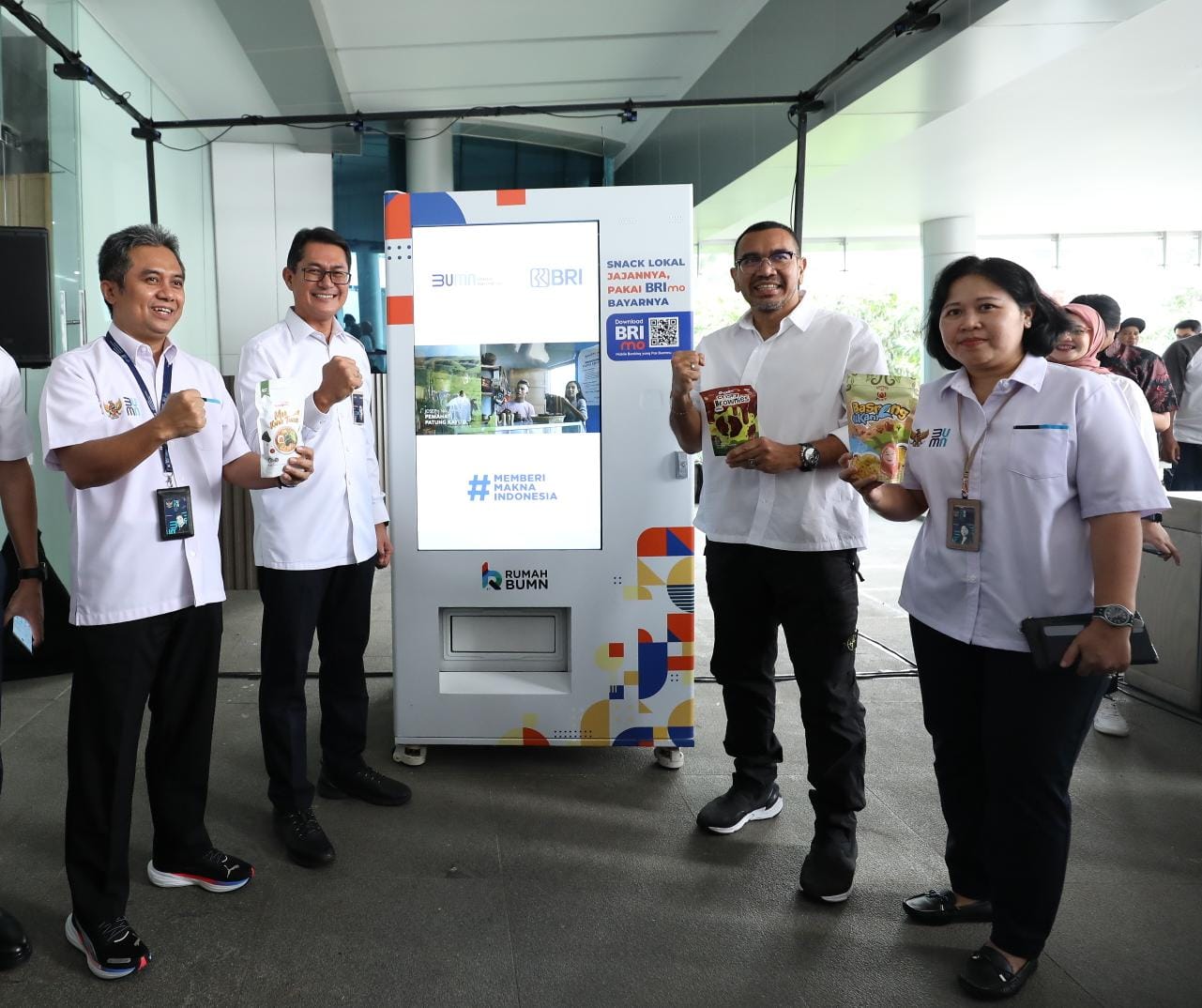 Staf Khusus III Kementerian BUMN RI Arya Sinulingga menjajal vending machine produk UMKM binaan Rumah BUMN BRI yang diresmikan pada Senin (27/11/2023) di Kementerian BUMN. dok. BRI. Kolaborasi Kementerian BUMN-BRI, Pemasaran UMKM Lebih Mudah dengan Vending Machine