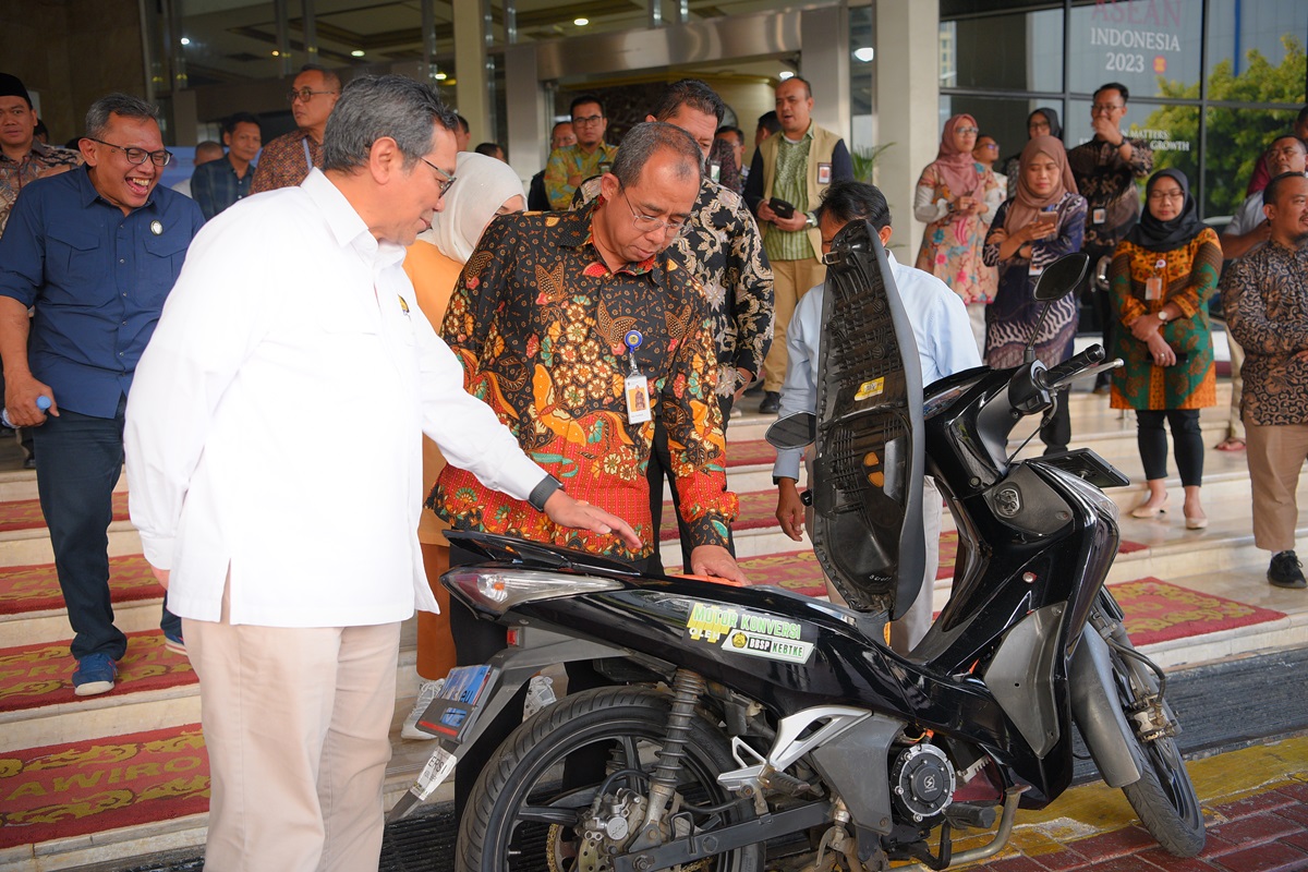 Kementerian ESDM Serahkan Motor Hasil Konversi dan SPBKLU Ke Kementerian Keuangan