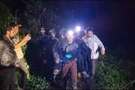 Evakuasi korban erupsi Gunung Marapi Sumbar. dok. Tim SAR. 11 Pendaki Yang Terjebak Pascaerupsi Gunung Marapi Sumbar, Dinyatakan Meninggal