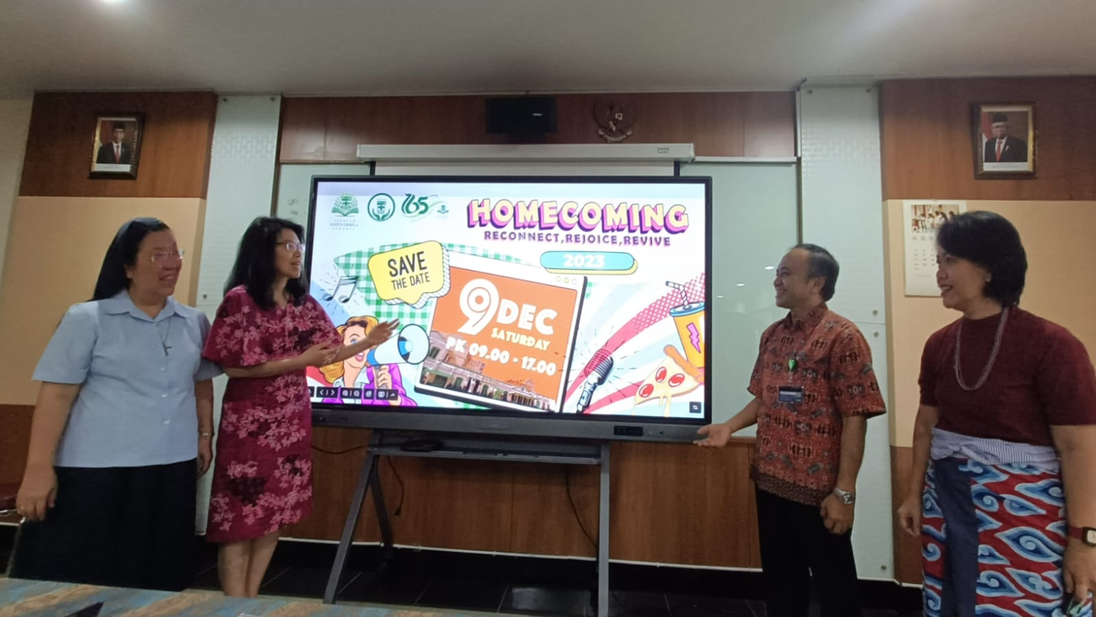Kiri kanan: Sr. Moekti Gondosasmito, OSU (Ketua III Yay. Satya Bhakti), Inge Setiawati (Ketua Inisanurposta - Ikatan Alumni Santa Ursula Jalan Pos Jakarta), Anton Sumardi (Kepala Sekolah SMA St. Ursula), Diah Ira Setyawati (Ketua Bid. Komunikasi Inisanurposta). dok. ist. Homecoming Rangkaian Terakhir Peringatan 165 Tahun Sekolah Santa Ursula, 9 Desember 2023